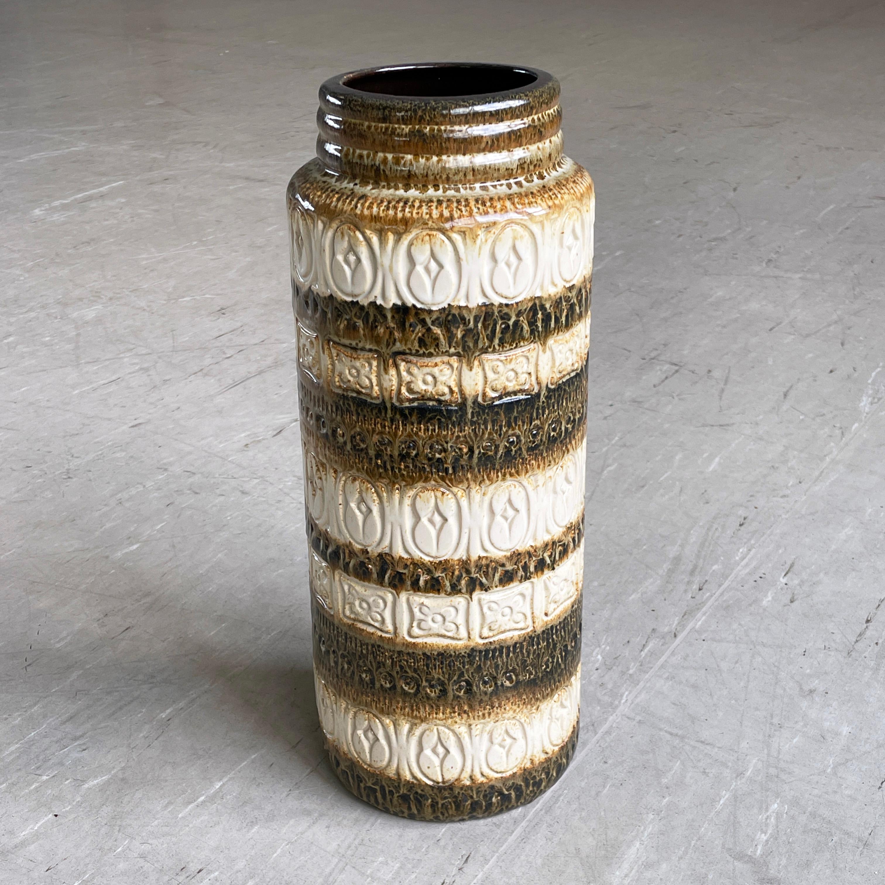 Vaso in ceramica della Germania occidentale di Scheurich Keramik del 1960. 
Numerato sulla base: W. Germany 289-41. Con smalto verde oliva/marrone, ocra e bianco. Condizioni incantevoli!