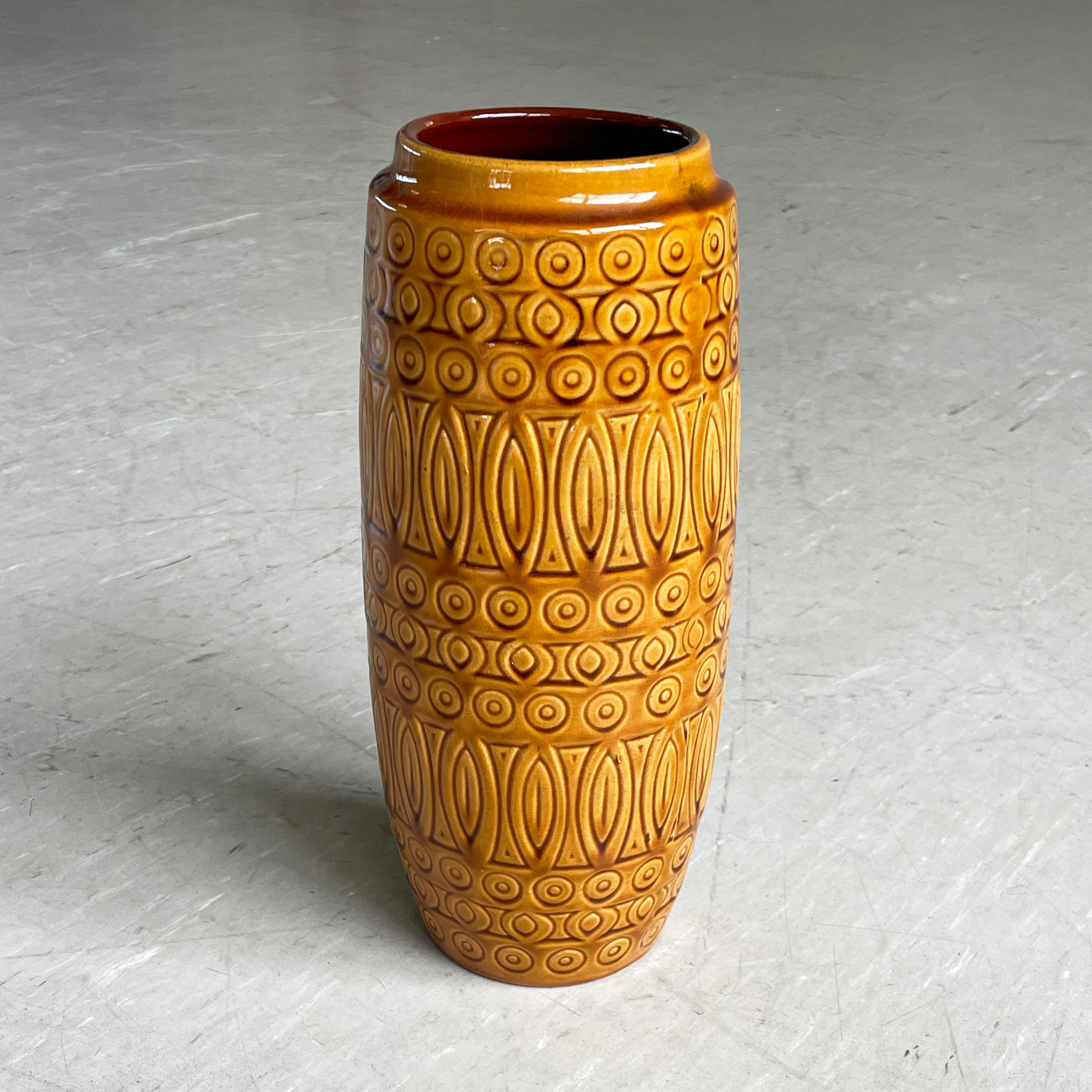 Scheurich Keramik - Vase en céramique de l'Allemagne de l'Ouest, datant des années 1960. Numérotée sur la base : W. Germany 264-30. Avec glaçage ocre. Hauteur : 30cm
En très bon état, sans ébréchures ni fissures.