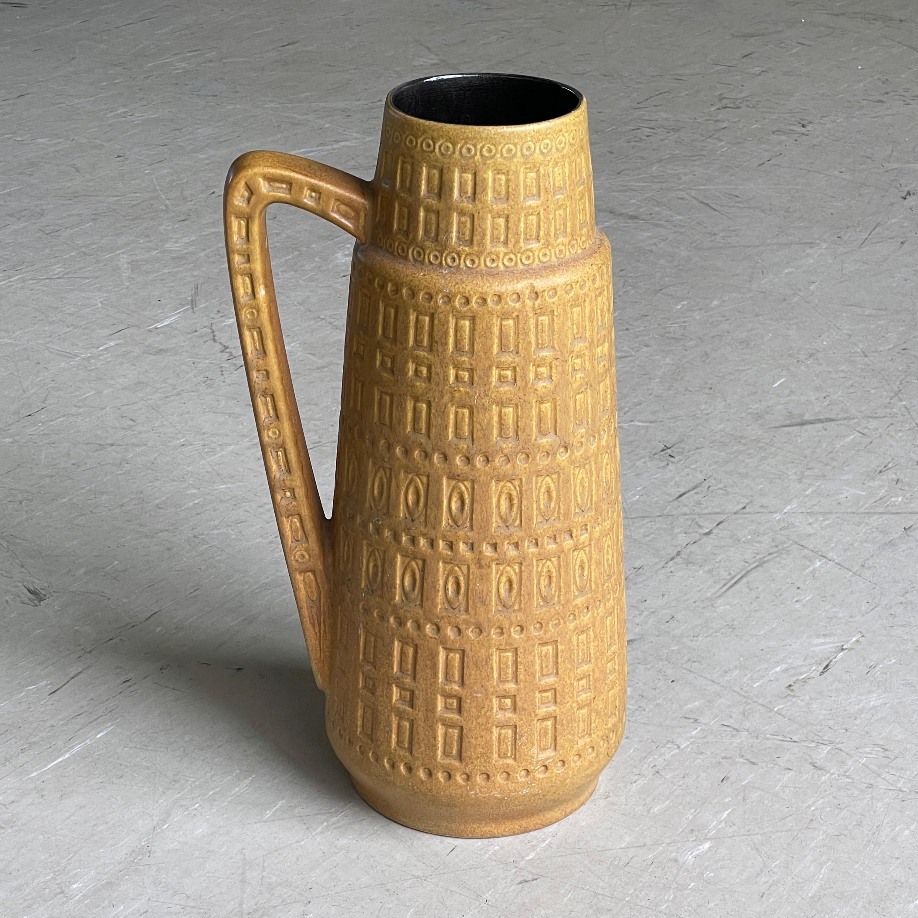 Vaso in ceramica della Germania occidentale di Scheurich Keramik del 1960. Numerato sulla base: W. Germany 416-45. Modello 'Inka' con smalto ocra. Altezza: 45 cm
In ottime condizioni, senza scheggiature o crepe.