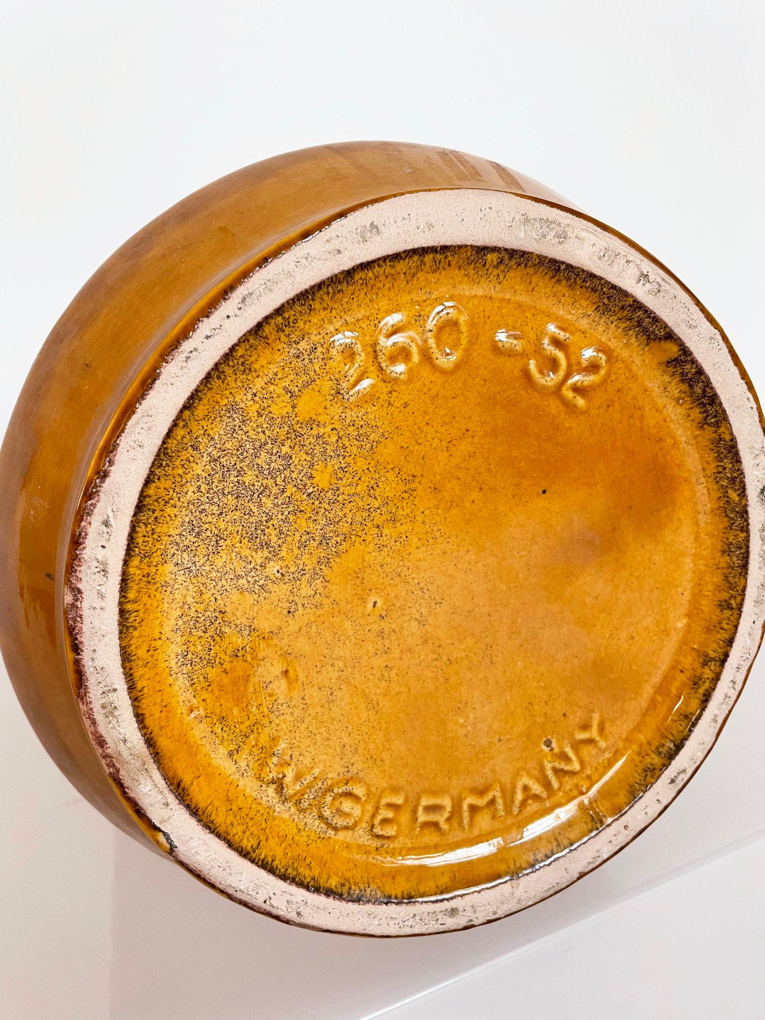 1960's Scheurich Keramik Westdeutsche Keramik 'Inka' Vase. Am Sockel nummeriert: W. Germany 260-52. Muster 'Inka' mit ockerfarbener Glasur.
