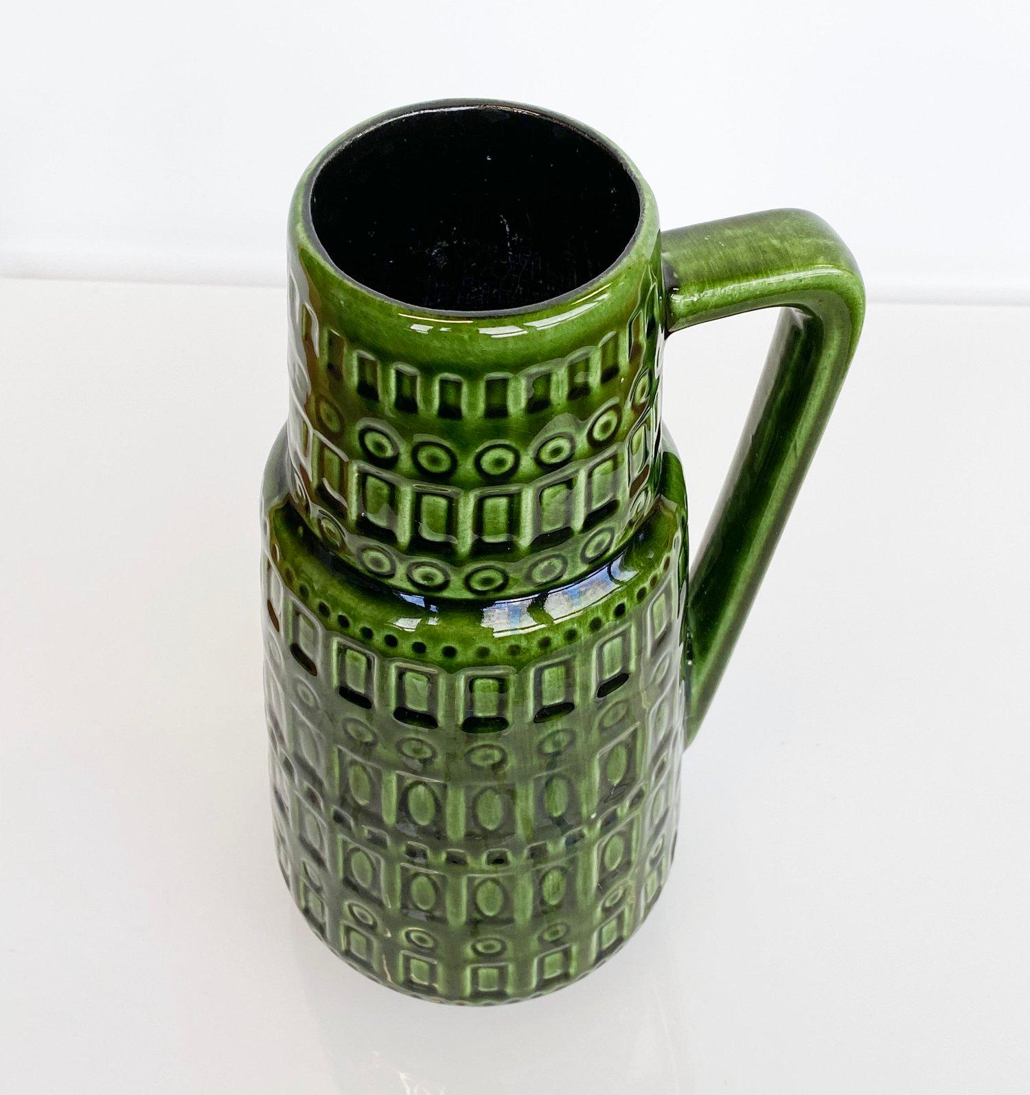 1960's Scheurich Keramik West German Ceramic 'Inka' Vase nummeriert auf dem Boden: W. Deutschland 416-26. Kräftige grüne Glasur mit dem Muster 