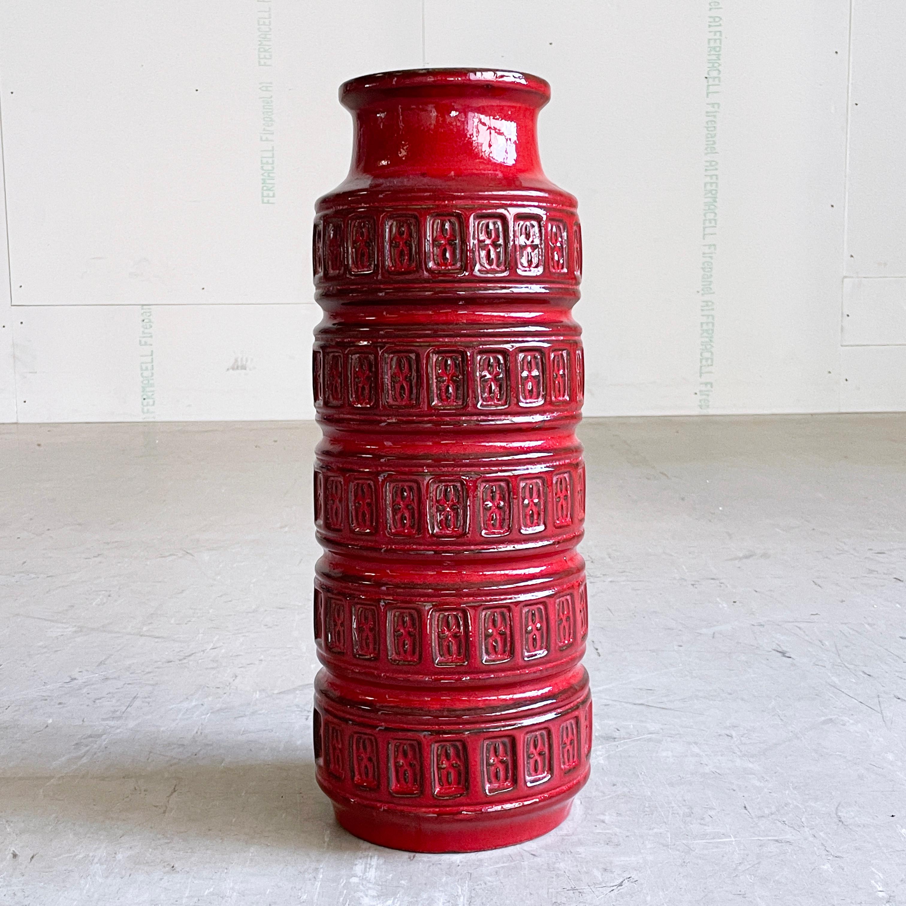 Vaso in ceramica della Germania occidentale di Scheurich Keramik del 1960. Numerato sulla base: W. Germany 268-51. Con smalto rosso a forma di scatola di pilastri.