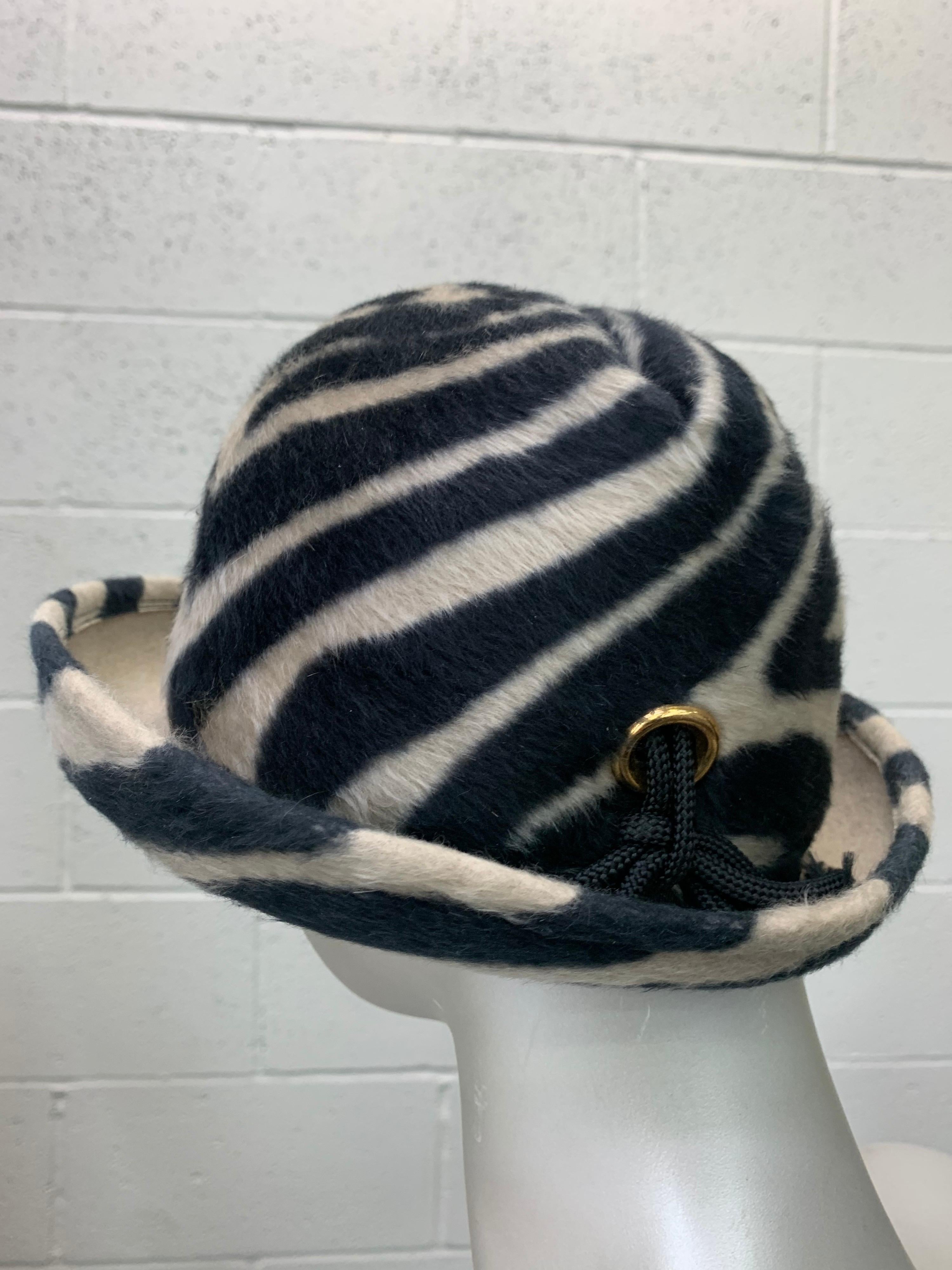 Schiaparelli Paris - Fedora rayée à rayures zébrées des années 1960 avec œillets et laçages. en vente 1