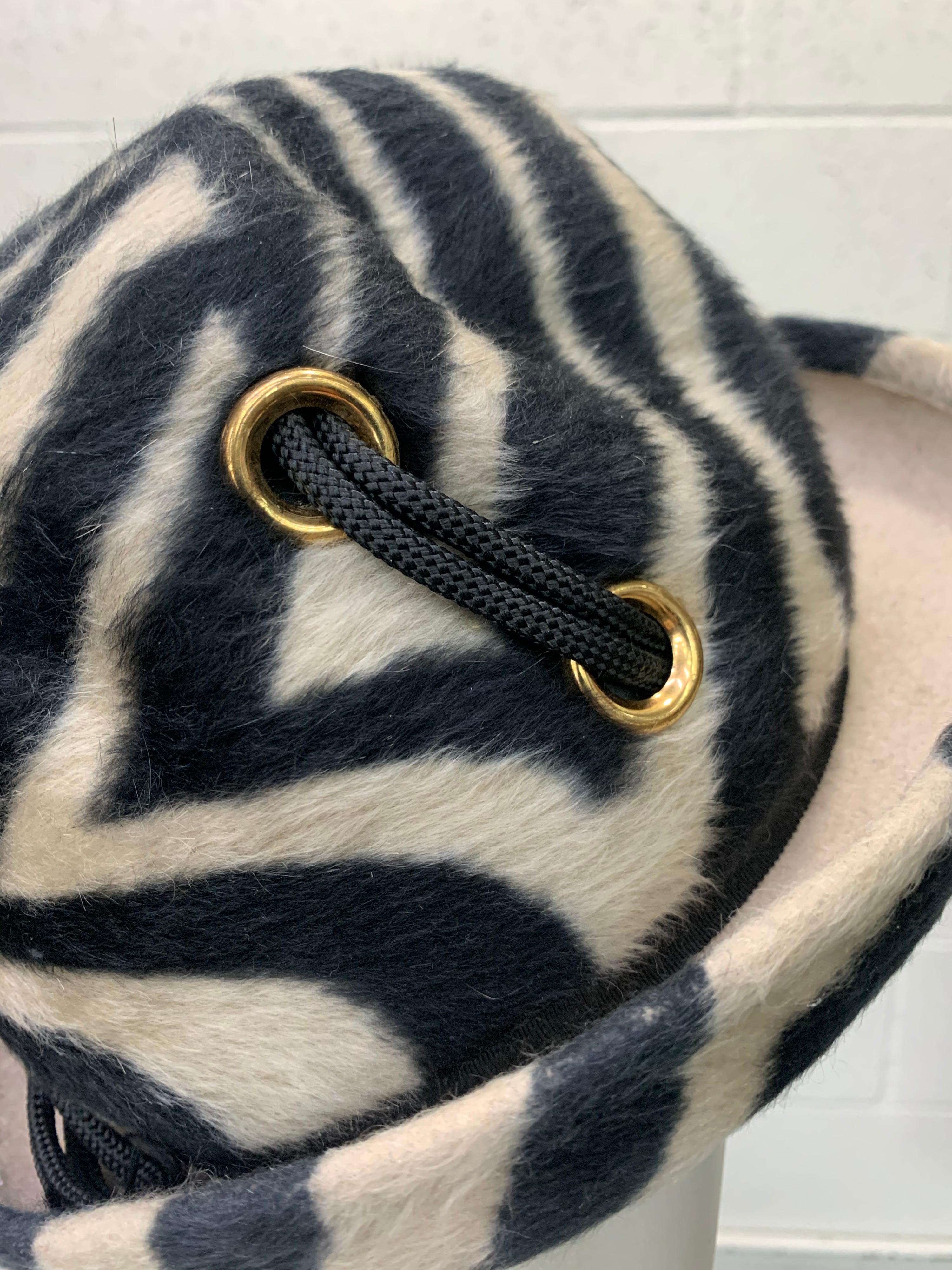 Schiaparelli Paris - Fedora rayée à rayures zébrées des années 1960 avec œillets et laçages. en vente 4
