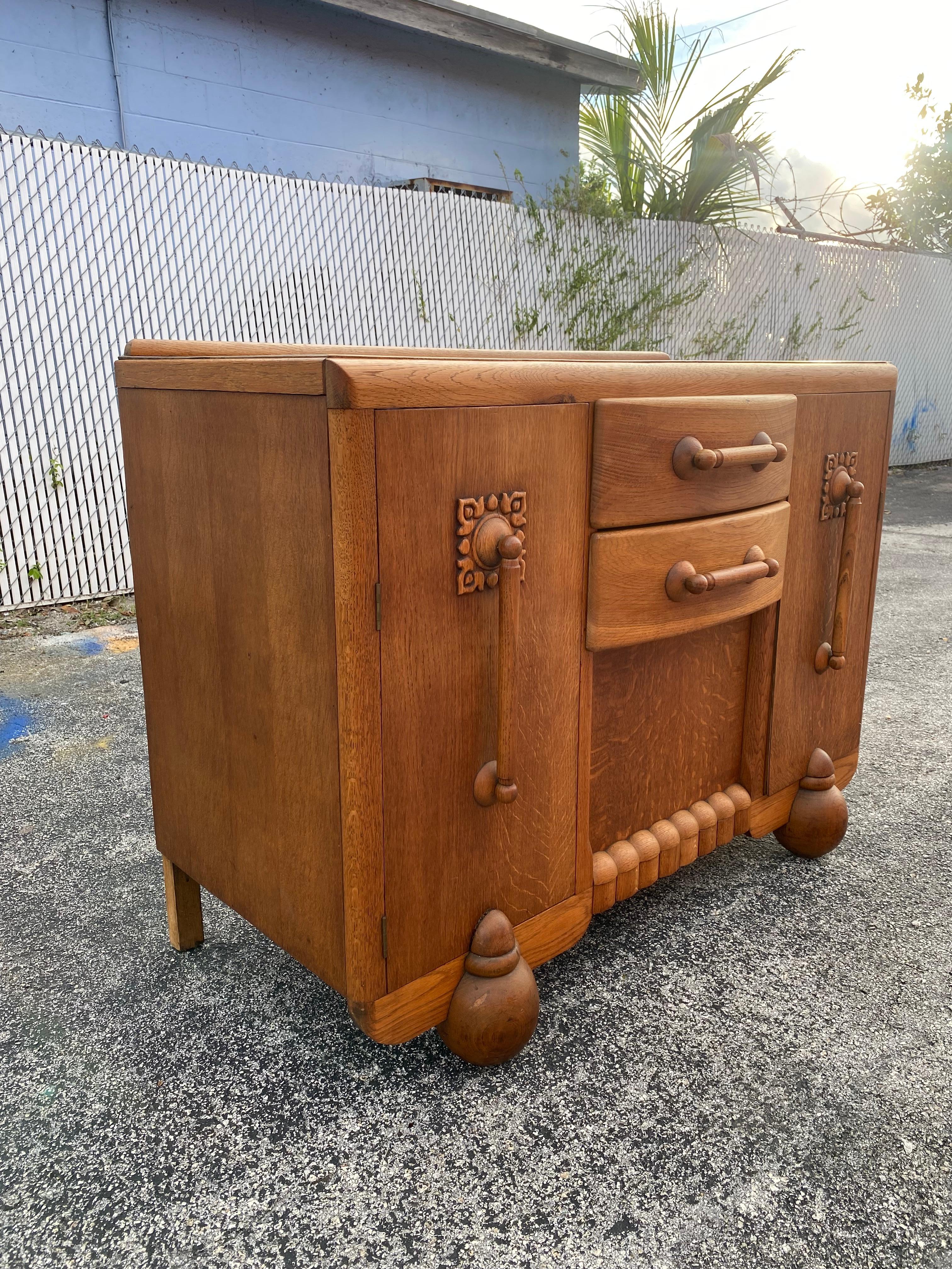 Legno Credenza scultorea degli anni '60 in stile Art Deco in vendita