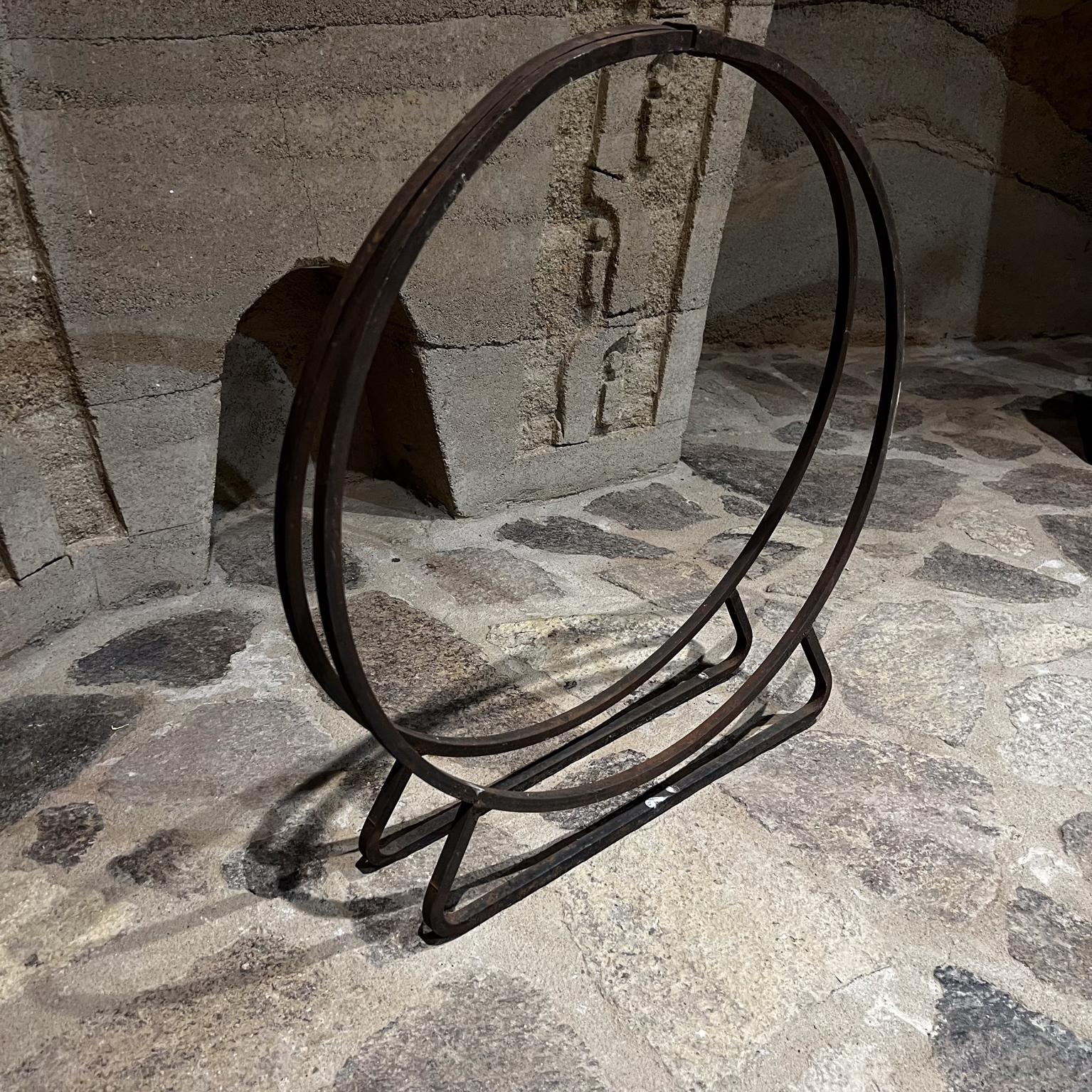 1960er Jahre skulpturaler schwarzer schmiedeeiserner Ring Kaminholzhalter (Moderne der Mitte des Jahrhunderts) im Angebot