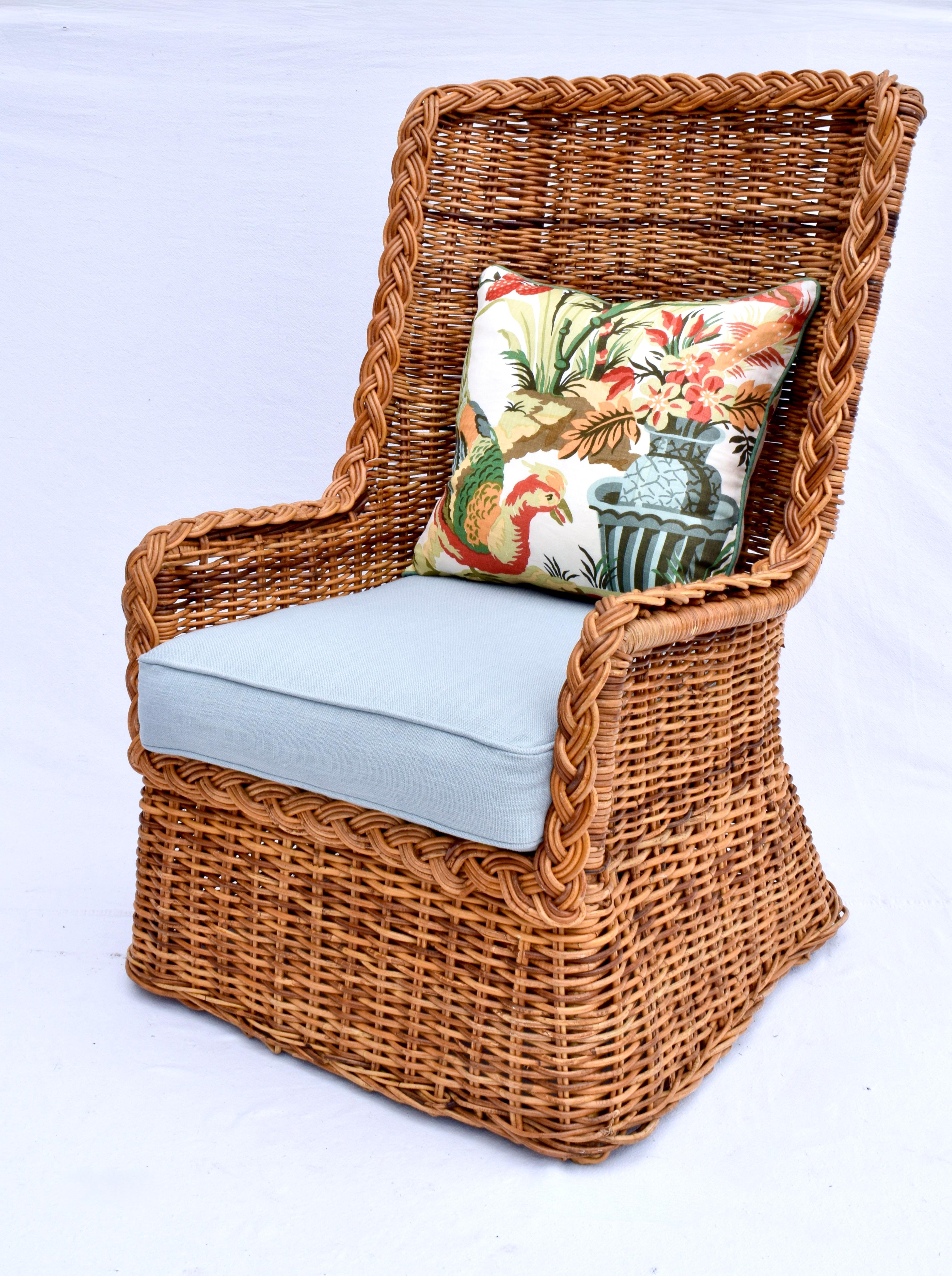 1960s Sculptural Braided Wingback Rattan Chair & Ottoman Set (Handgewebt) im Angebot