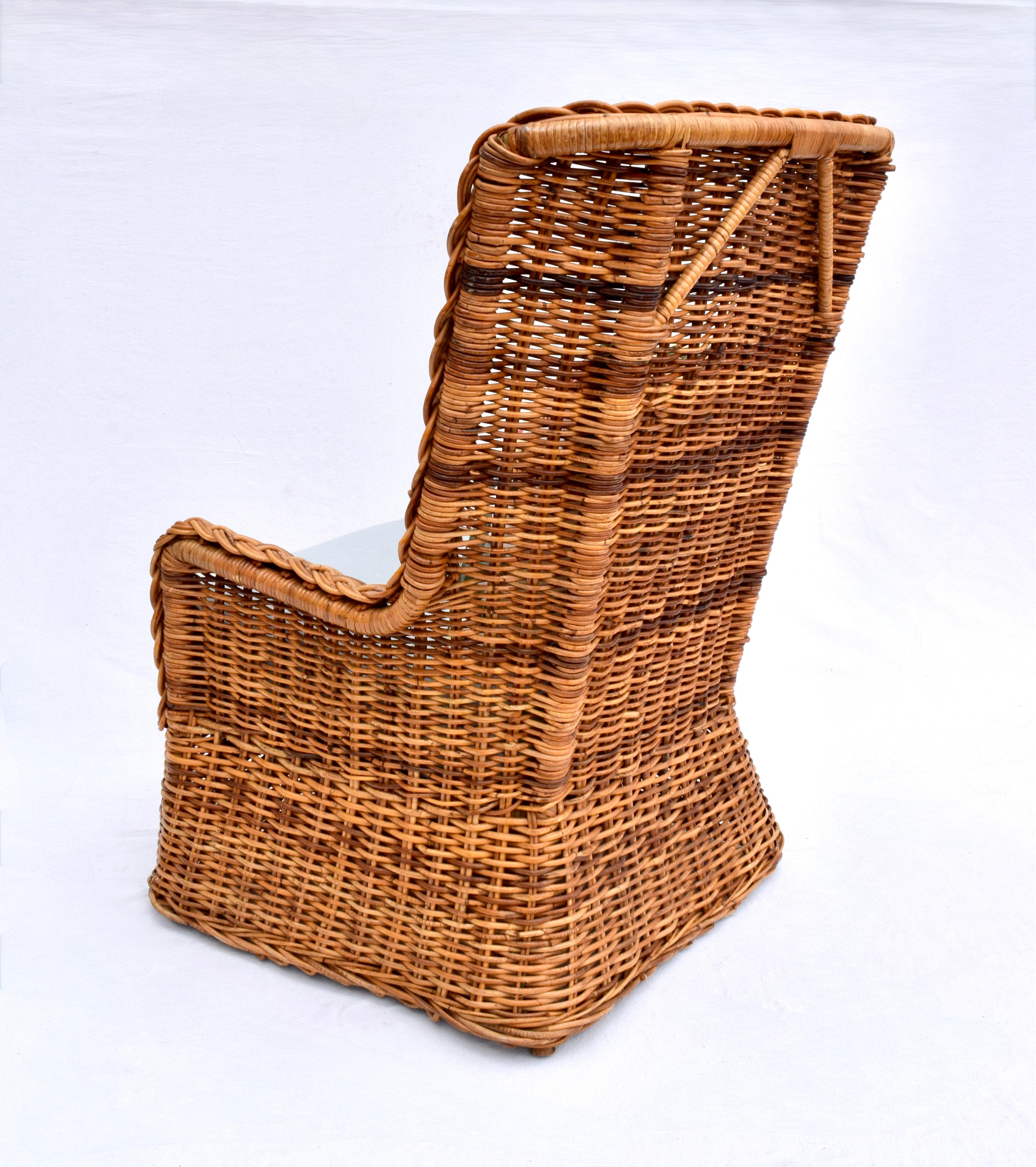 1960s Sculptural Braided Wingback Rattan Chair & Ottoman Set (Leinen) im Angebot