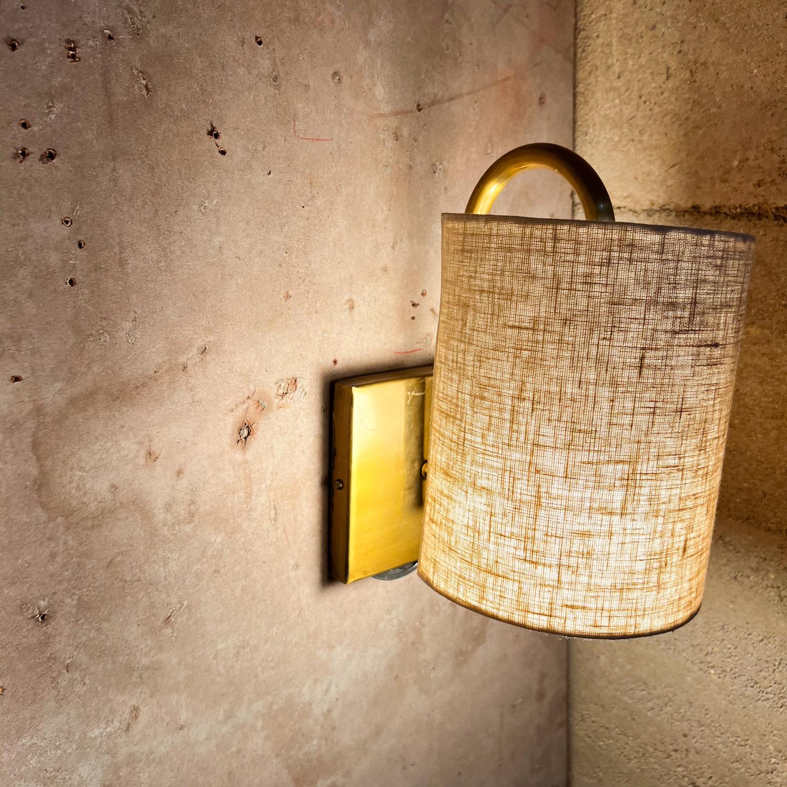 Milieu du XXe siècle 1960s Sculptural Brass Modern Minimalist Wall Sconce Lamps en vente