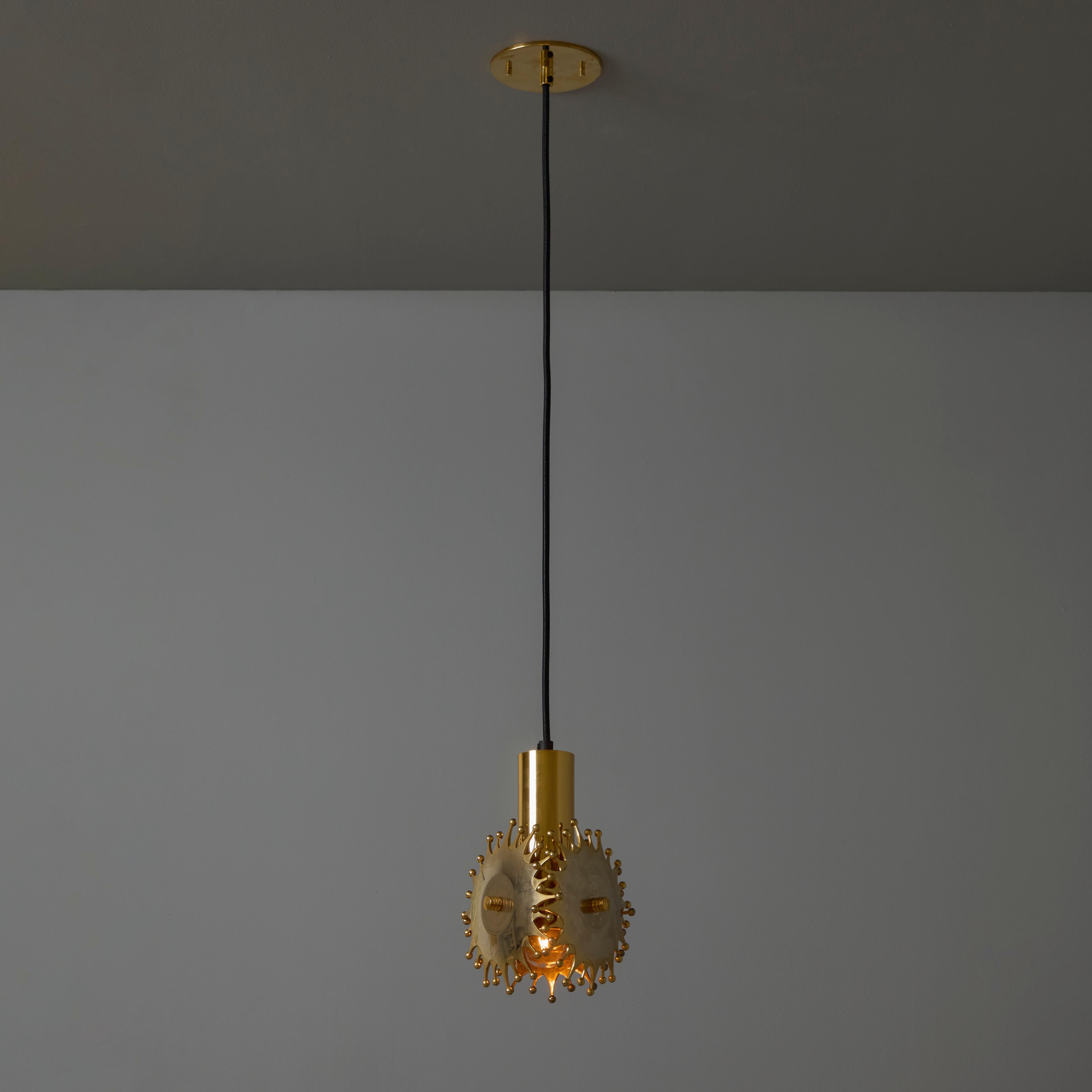 1960er Jahre Skulpturale Messing-Pendelleuchte von Armatur Hantverk Tibro, Schweden.

Ausgeführt in poliertem Messing mit attraktiver Patina. Eine unglaublich raffinierte und innovative Pendelleuchte, die in ihrer Konzeption und Ausführung ganz und