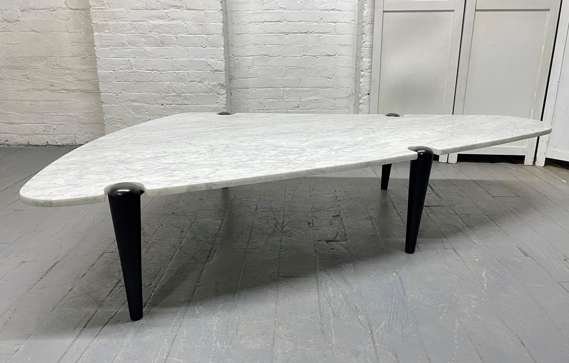 1960s sculptural Carrara marble-top coffee table. Has a black lacquered, solid walnut and iron frame. Style of T. H. Robsjohn-Gibbings. Mid-Century Modern.