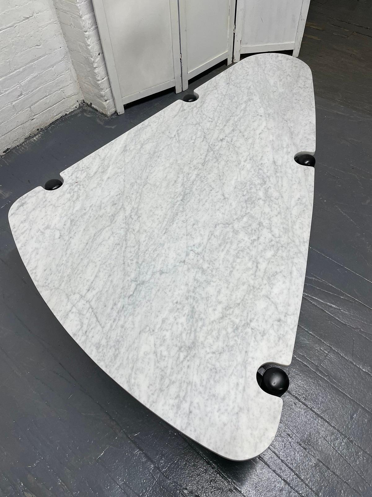 1960s, Sculptural Carrara Marble-Top Coffee Table In Good Condition For Sale In New York, NY