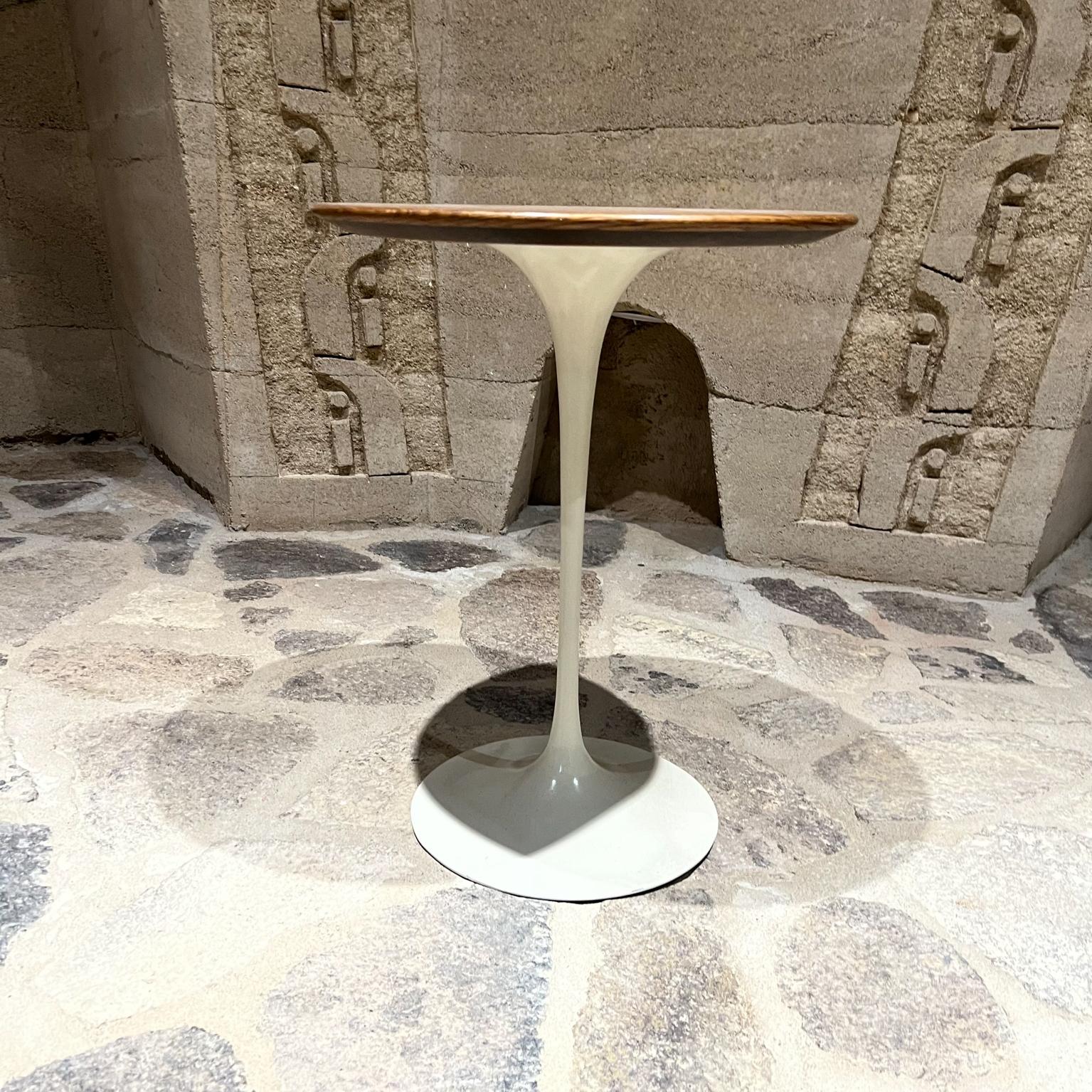 American 1960s Sculptural Knoll Side Tulip Table Saarinen off White and Oak Wood For Sale
