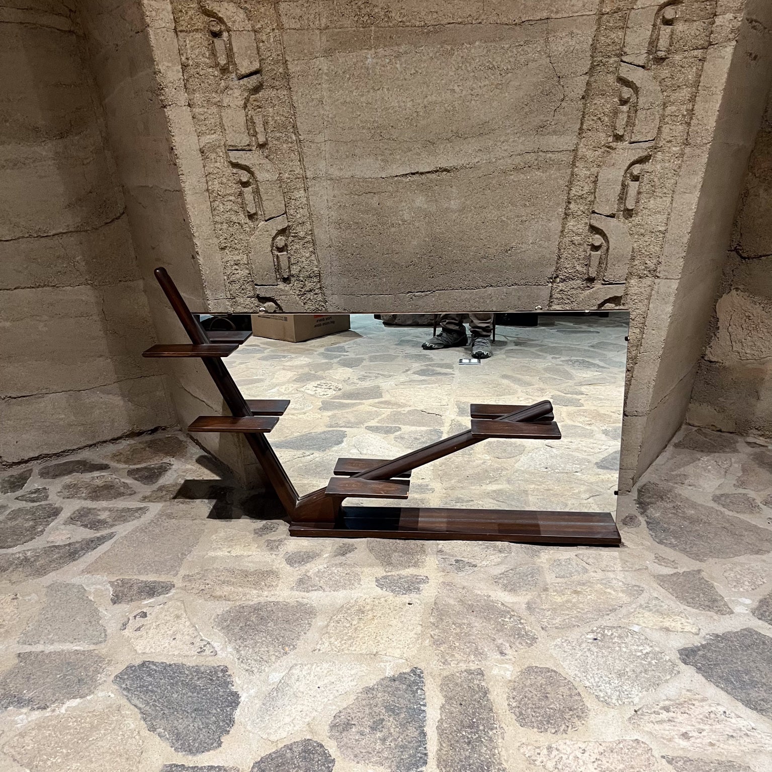 
Specchio da parete scultoreo moderno messicano in mogano 
Realizzato in Messico negli anni '1960.
Attribuito a Eugenio Escudero
Non segnato
29,5 h. x 49,75 l. x 5
Wood in condizioni originali vintage.
Sole sbiadito, lievi macchie, intaccature