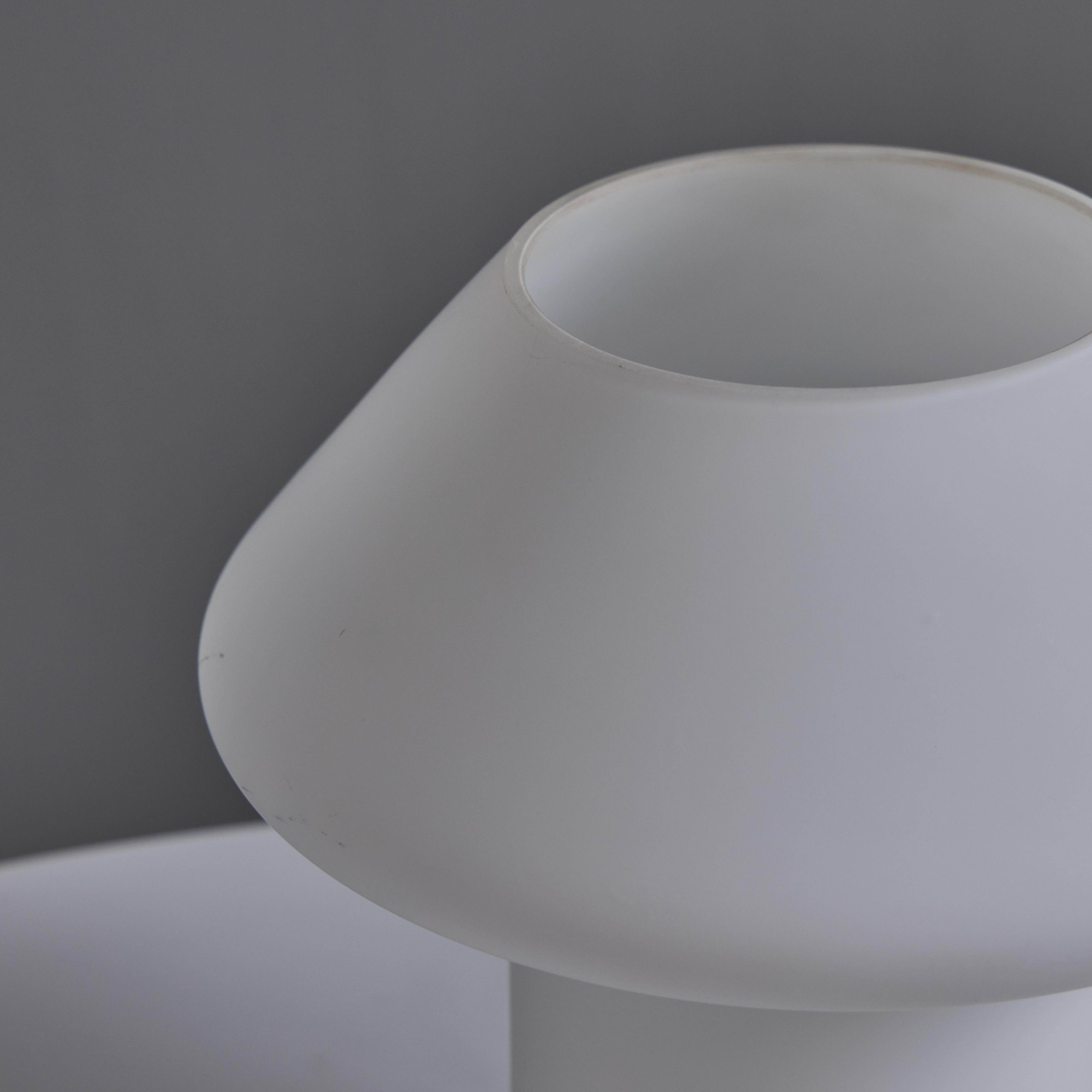Lámpara de mesa escultórica de cristal opalino de los años 60 atribuida a Lisa Johansson-Pape en venta 2