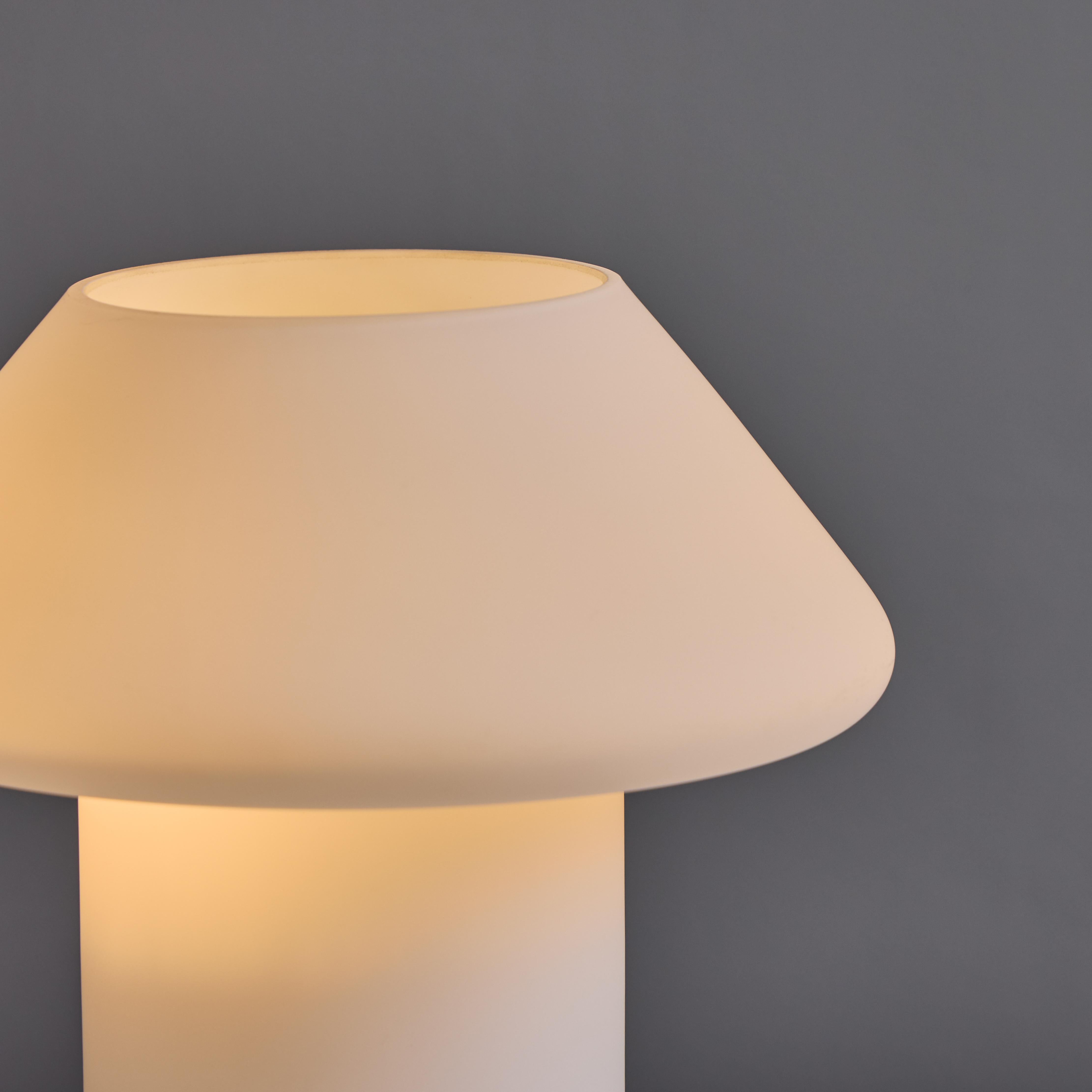 Lámpara de mesa escultórica de cristal opalino de los años 60 atribuida a Lisa Johansson-Pape en venta 3