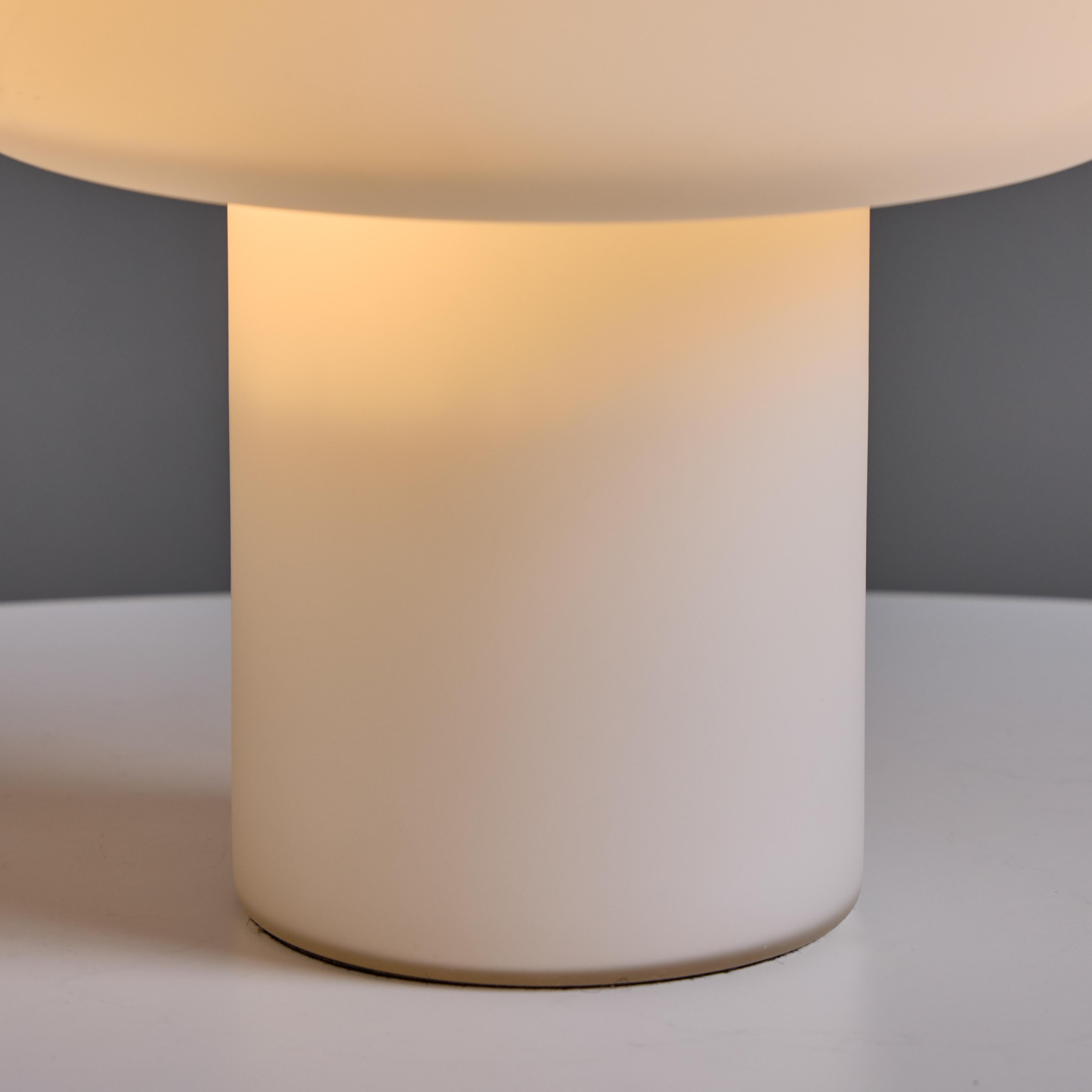Lámpara de mesa escultórica de cristal opalino de los años 60 atribuida a Lisa Johansson-Pape en venta 4