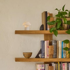 Lampada da tavolo scultorea in vetro opalino degli anni '60 attribuita a Lisa Johansson-Pape