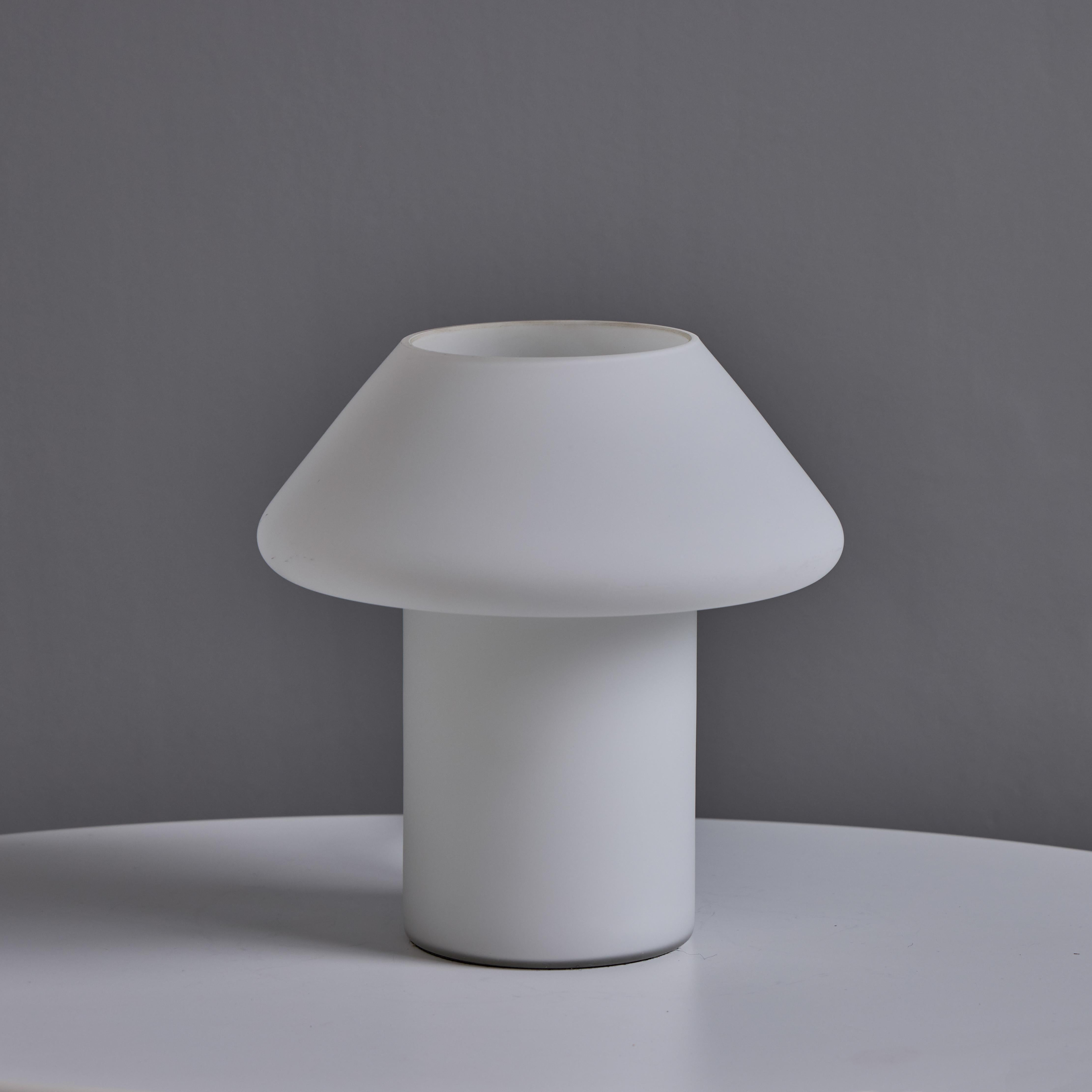 Lámpara de mesa escultórica de cristal opalino de los años 60 atribuida a Lisa Johansson-Pape Escandinavo moderno en venta