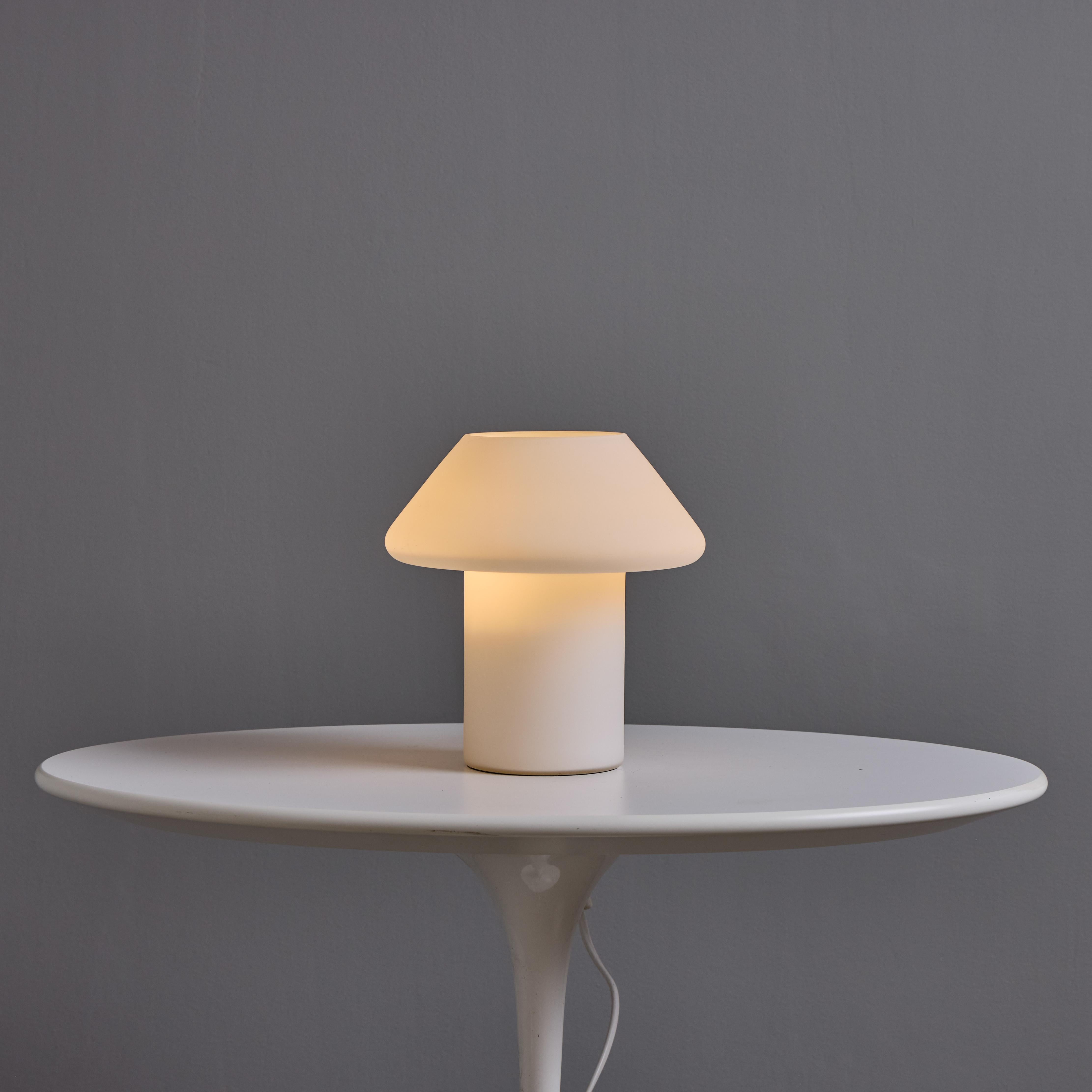 Lámpara de mesa escultórica de cristal opalino de los años 60 atribuida a Lisa Johansson-Pape Escarchado en venta