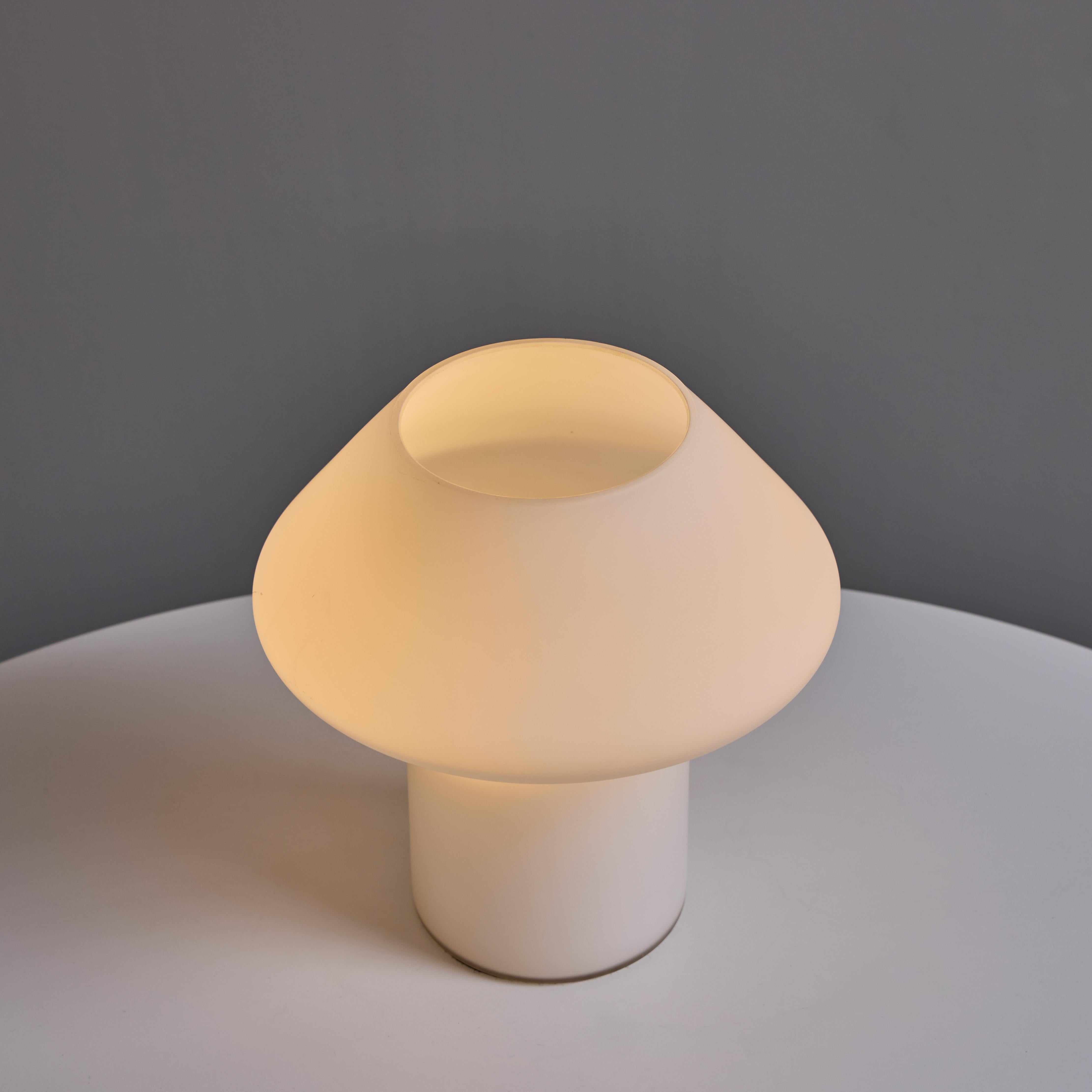 Lámpara de mesa escultórica de cristal opalino de los años 60 atribuida a Lisa Johansson-Pape mediados del siglo XX en venta