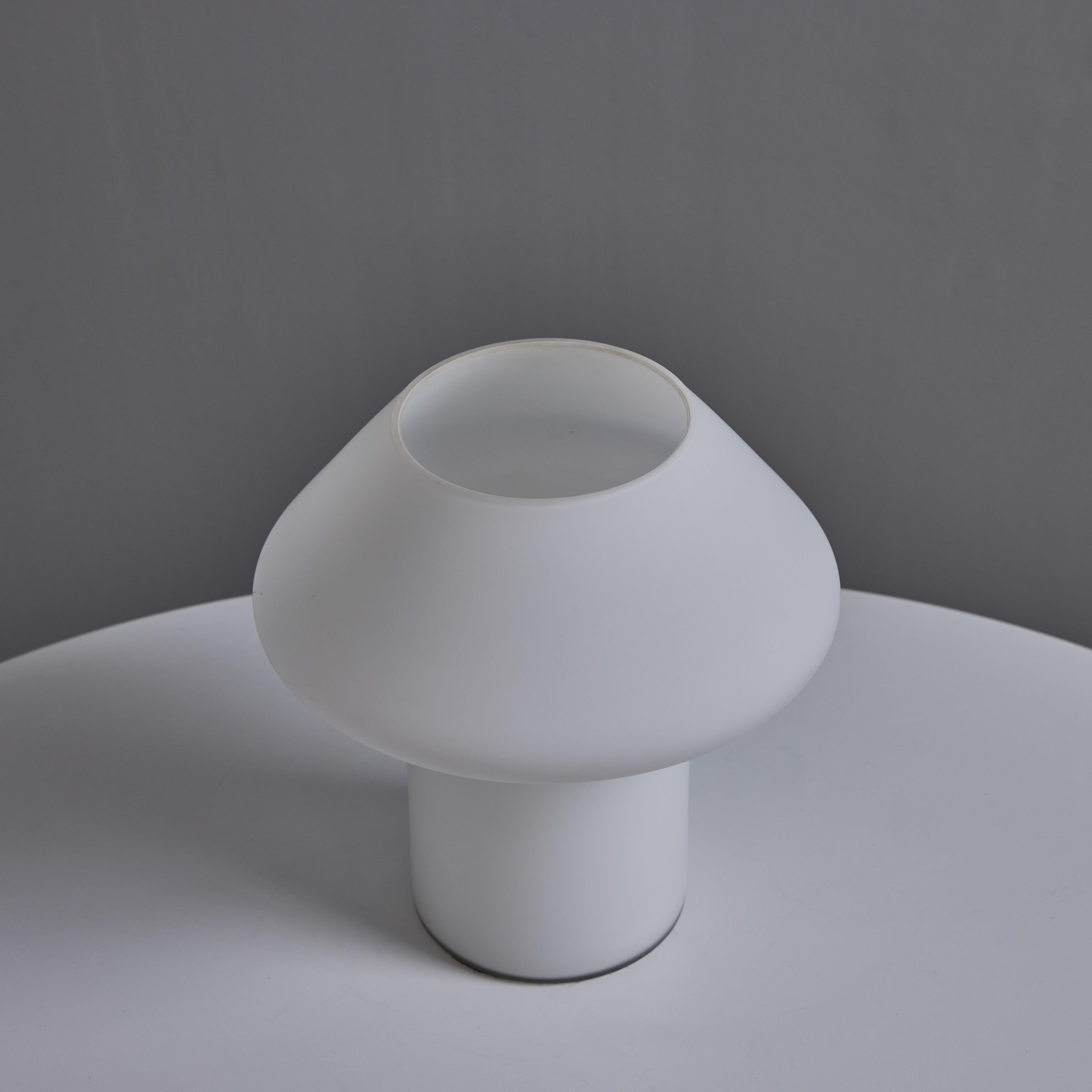 Lámpara de mesa escultórica de cristal opalino de los años 60 atribuida a Lisa Johansson-Pape Vidrio en venta