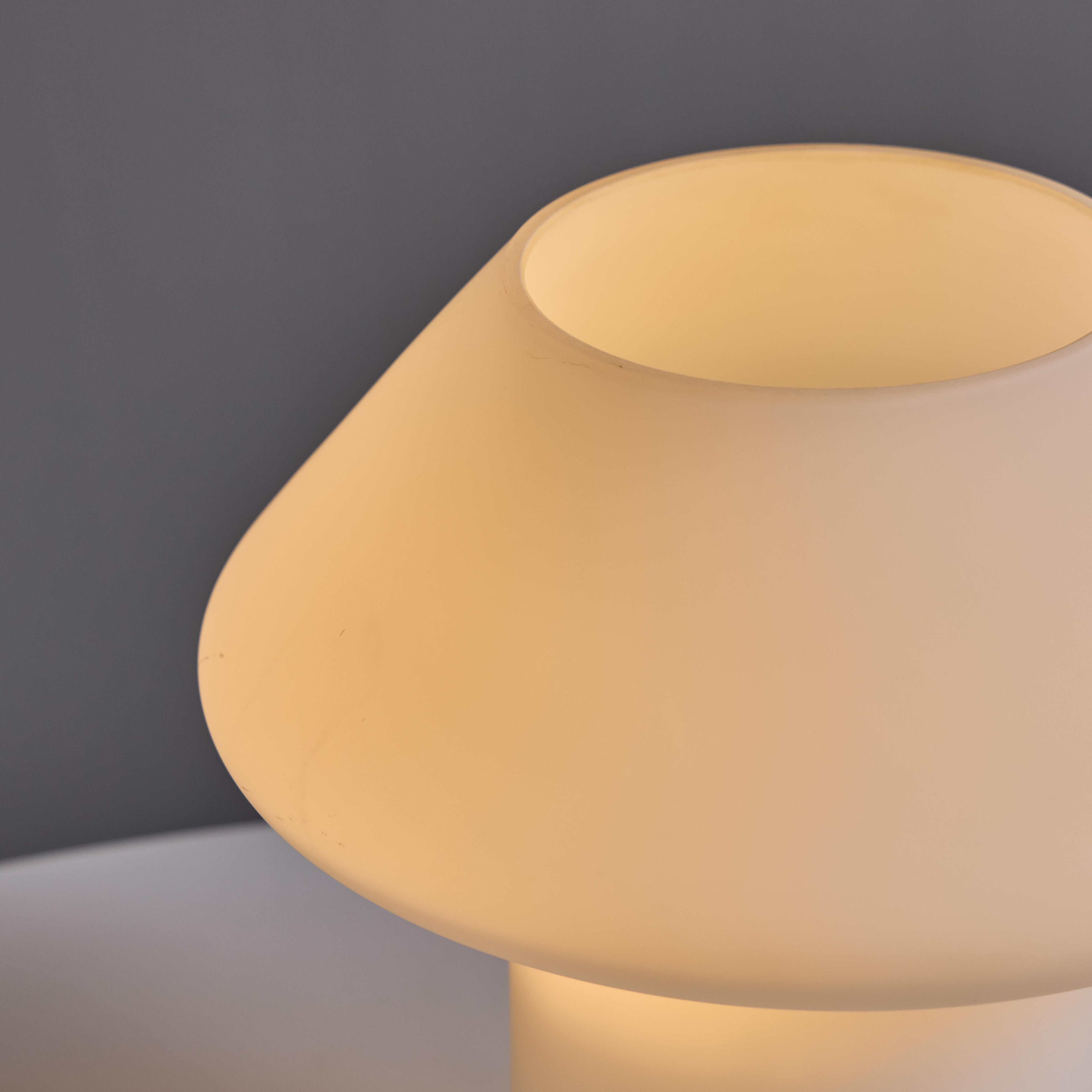 Lámpara de mesa escultórica de cristal opalino de los años 60 atribuida a Lisa Johansson-Pape en venta 1