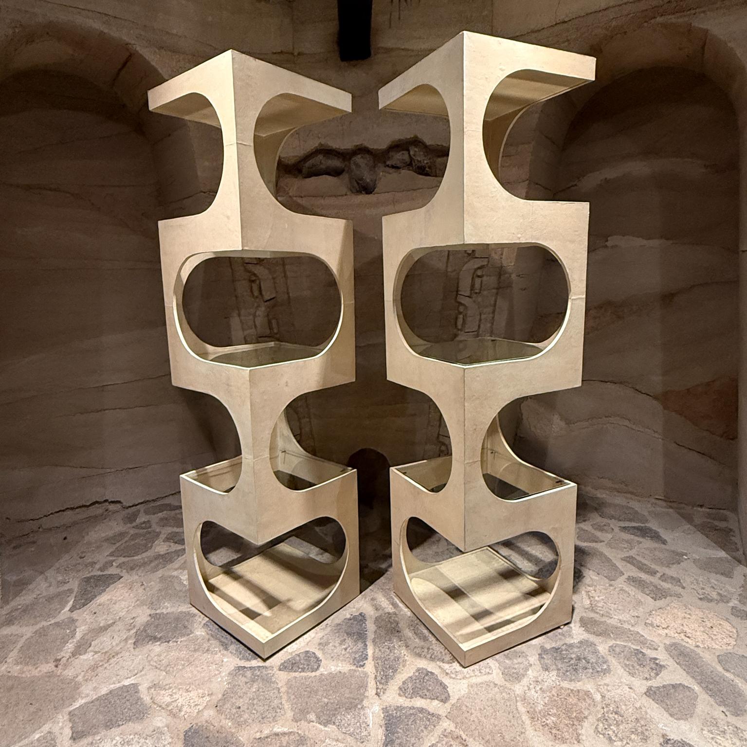 AMBIANIC presents
1960s Mid Century Sculptural Étagères Set of 2 by Roger Sprunger 
for Dunbar Indiana
79.25, 79x 20.25 x 20.25
One Étagère is .5 inch taller
Preowned original vintage condition. Retains a label.
Refer to images
Delivery within 200