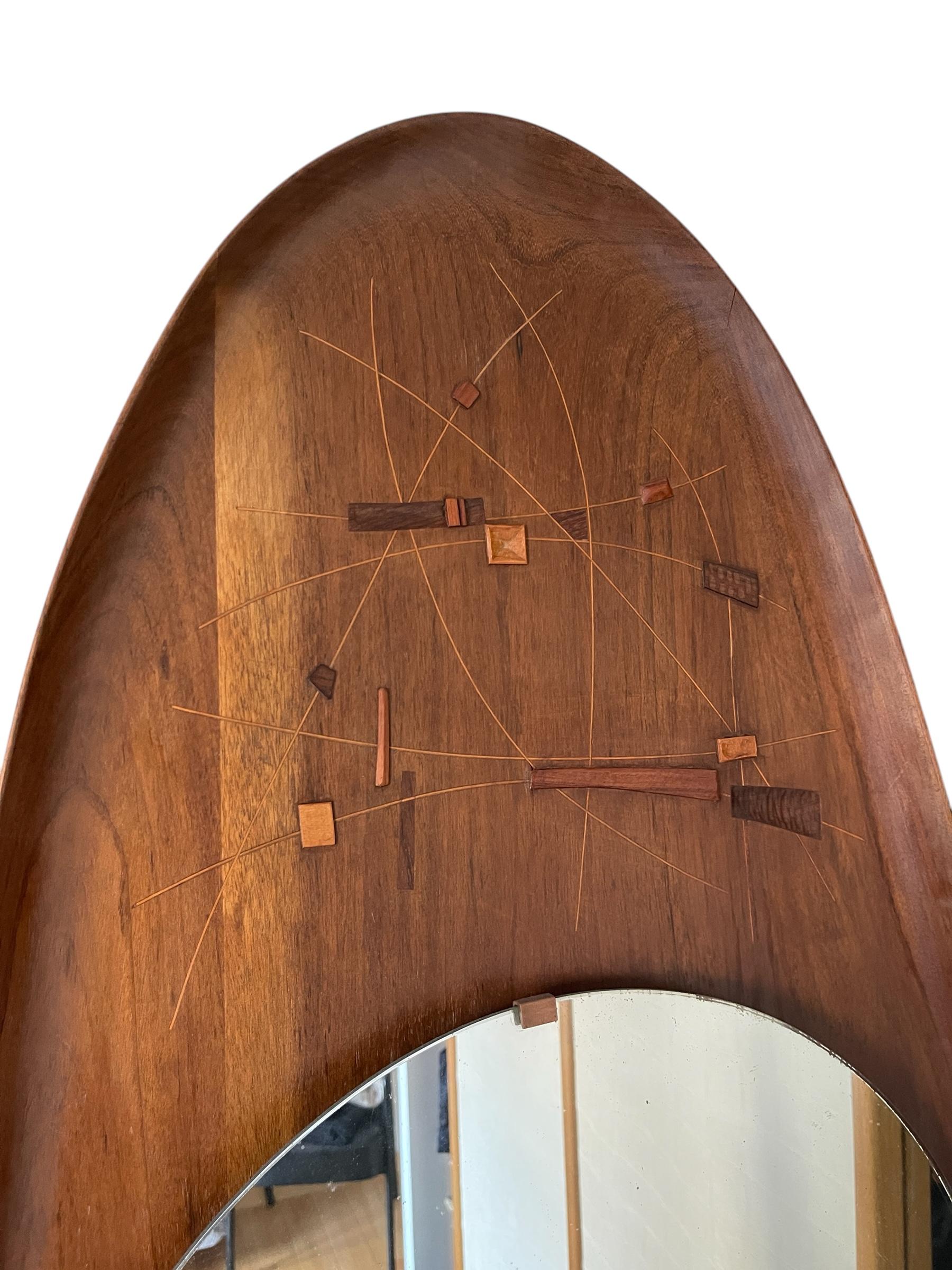 1960er Jahre Skulpturaler Wandspiegel aus Birnbaumholz im Zustand „Gut“ im Angebot in Bois-Colombes, FR