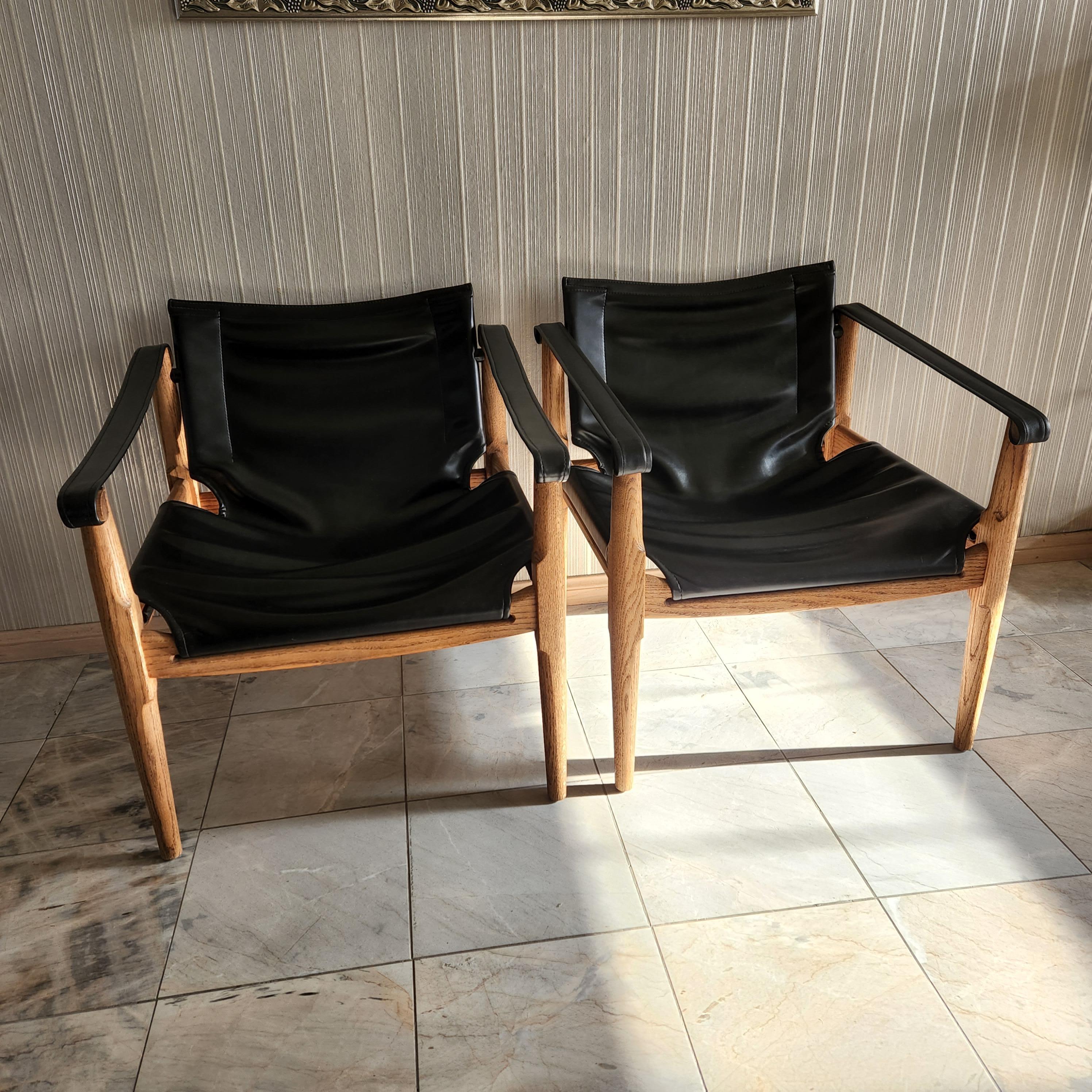 Safari chairs in black
Brown saltman sculptural safari sling chairs 1960s, designed by Douglas Heaslett.
Faux black leather looks like leather on solid oak wood frame.
Maker stamp present.
24W x 27H x 25D and 14 seat height inches.
Original