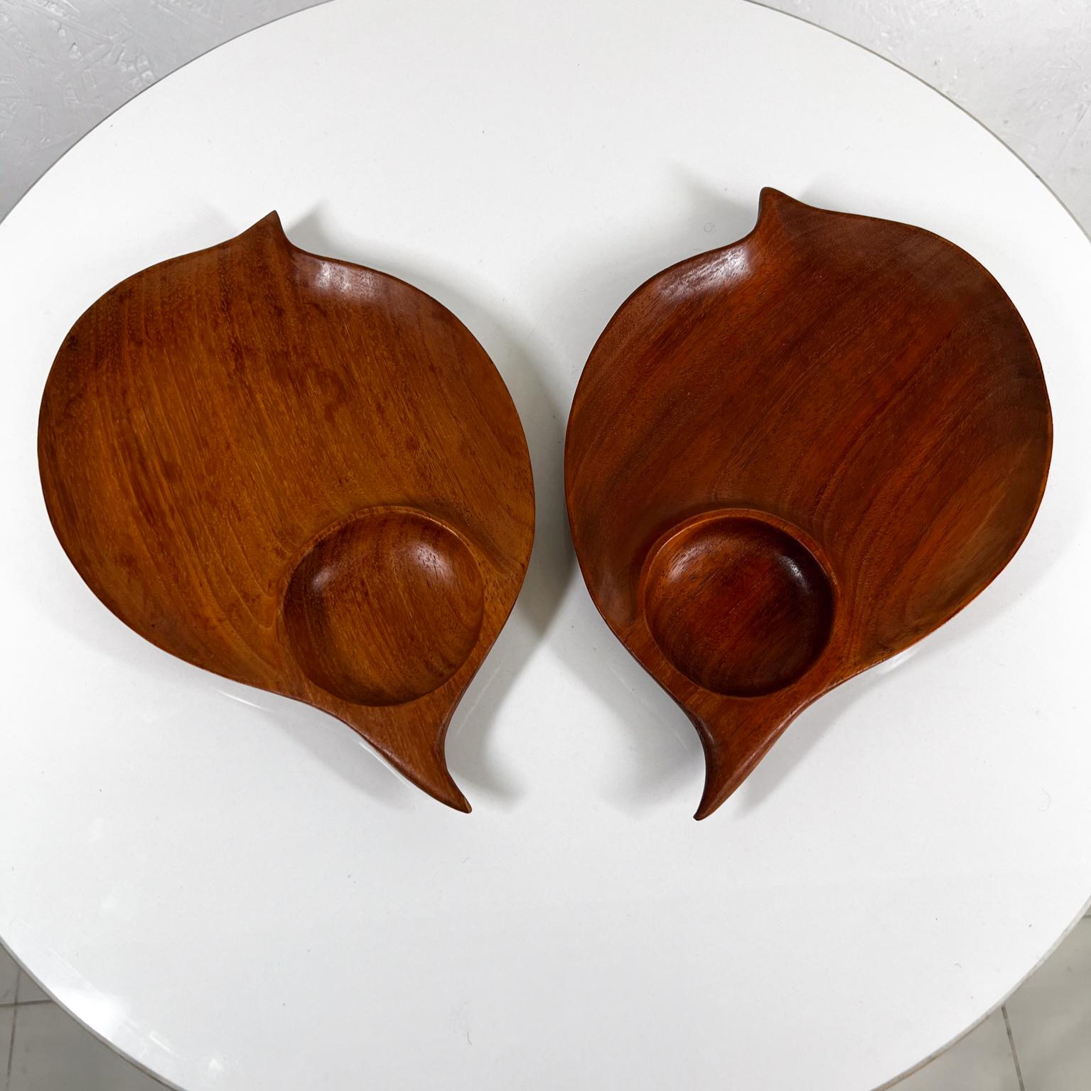 1960s Sculptural Teak Wood Two Leaf Shaped Sectioned Plates
11.63 d x 7.88 w x 1 h
Original vintage condition
Refer to images.