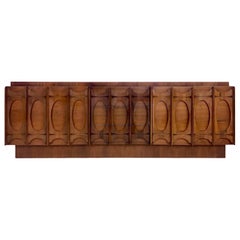 Credenza, comò o buffet brutalista in noce scultoreo degli anni '60, stile Paul Evans