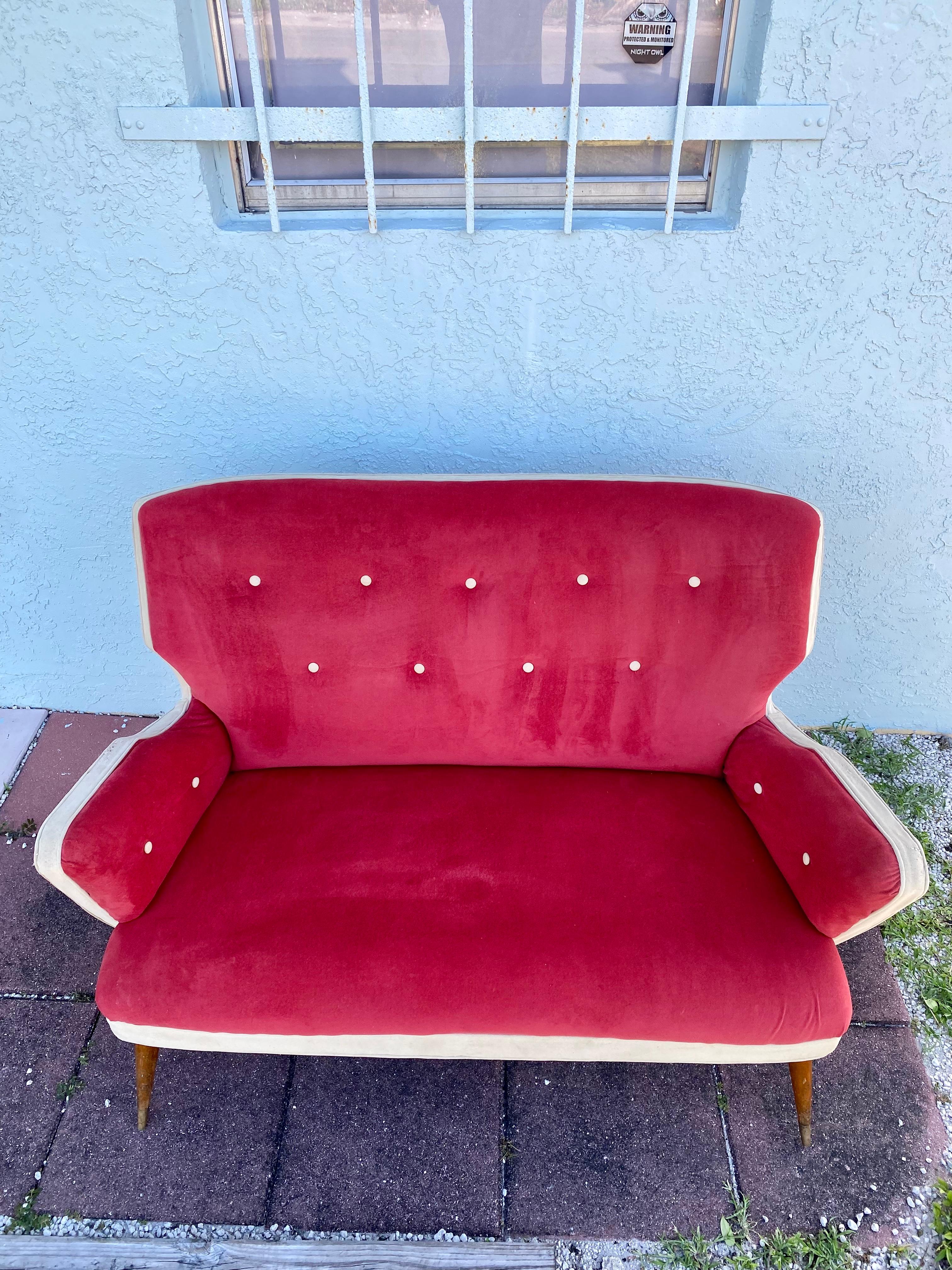 1960s Finn Julh Style Sculptural Wingback Danish Walnut Settee In Good Condition For Sale In Fort Lauderdale, FL