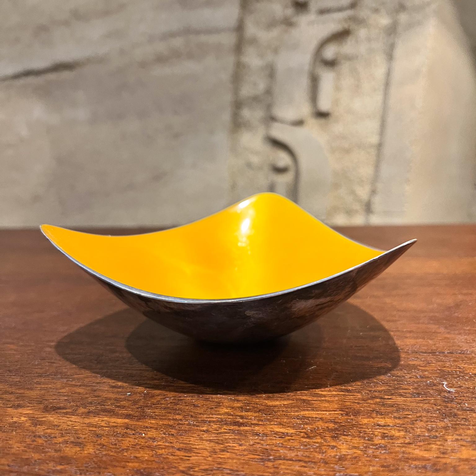 Piatto giallo scultoreo degli anni '60 Reed & Barton di John Prip in vendita 5