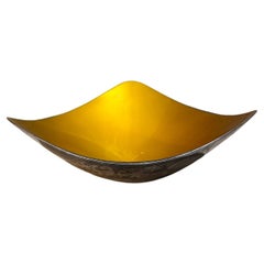 Piatto giallo scultoreo degli anni '60 Reed & Barton di John Prip