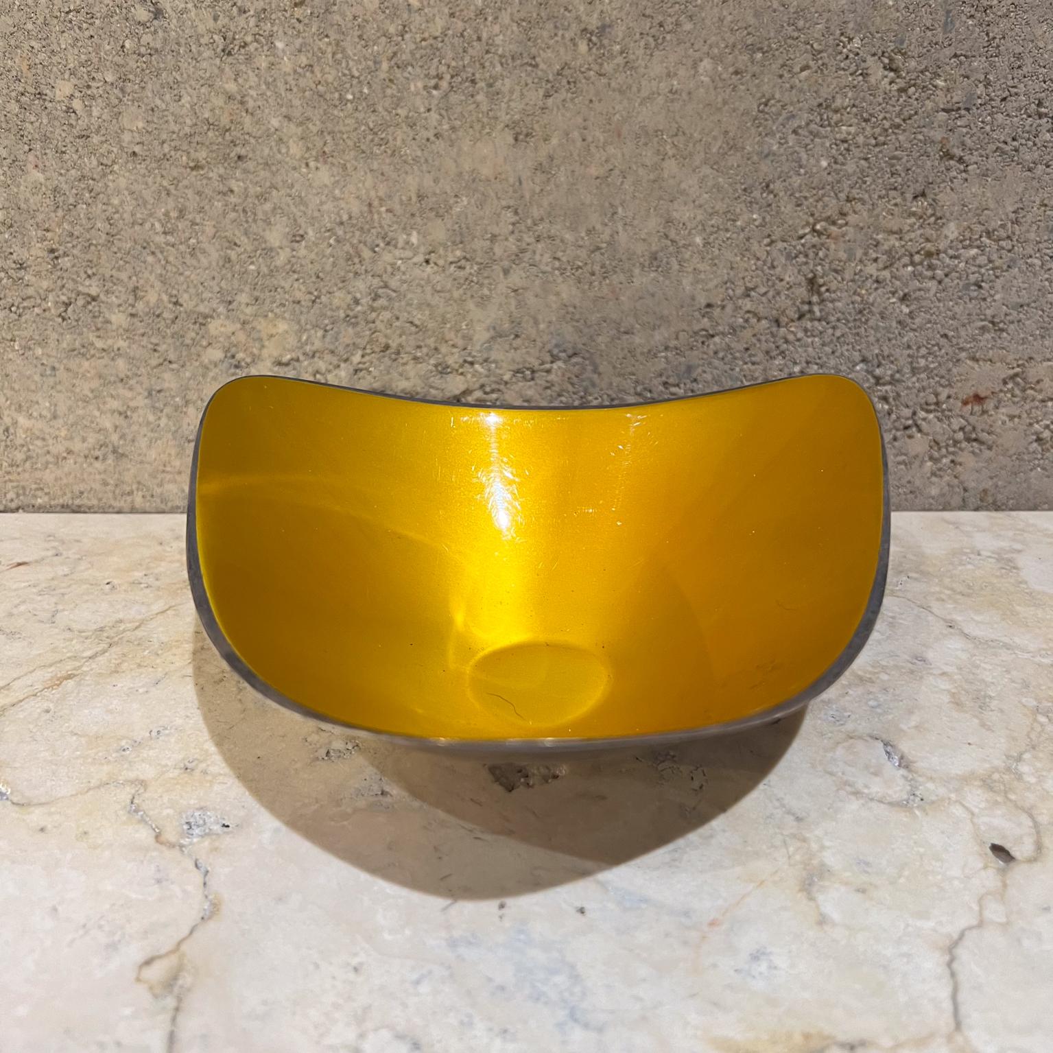 Mid-Century moderno Piatto giallo scultoreo degli anni '60 Reed & Barton di John Prip in vendita