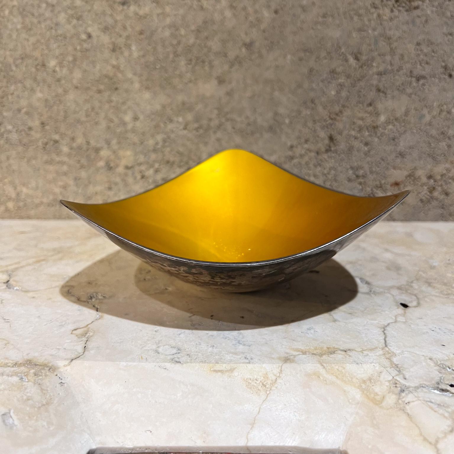Piatto giallo scultoreo degli anni '60 Reed & Barton di John Prip In condizioni buone in vendita a Chula Vista, CA