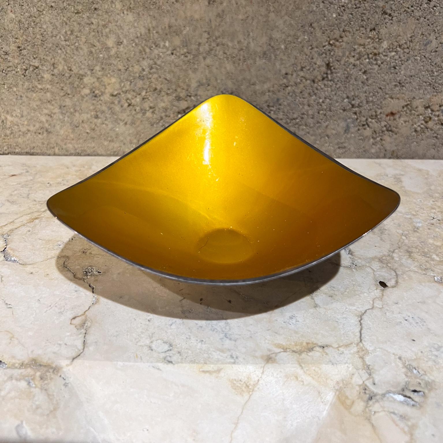 Metà XX secolo Piatto giallo scultoreo degli anni '60 Reed & Barton di John Prip in vendita
