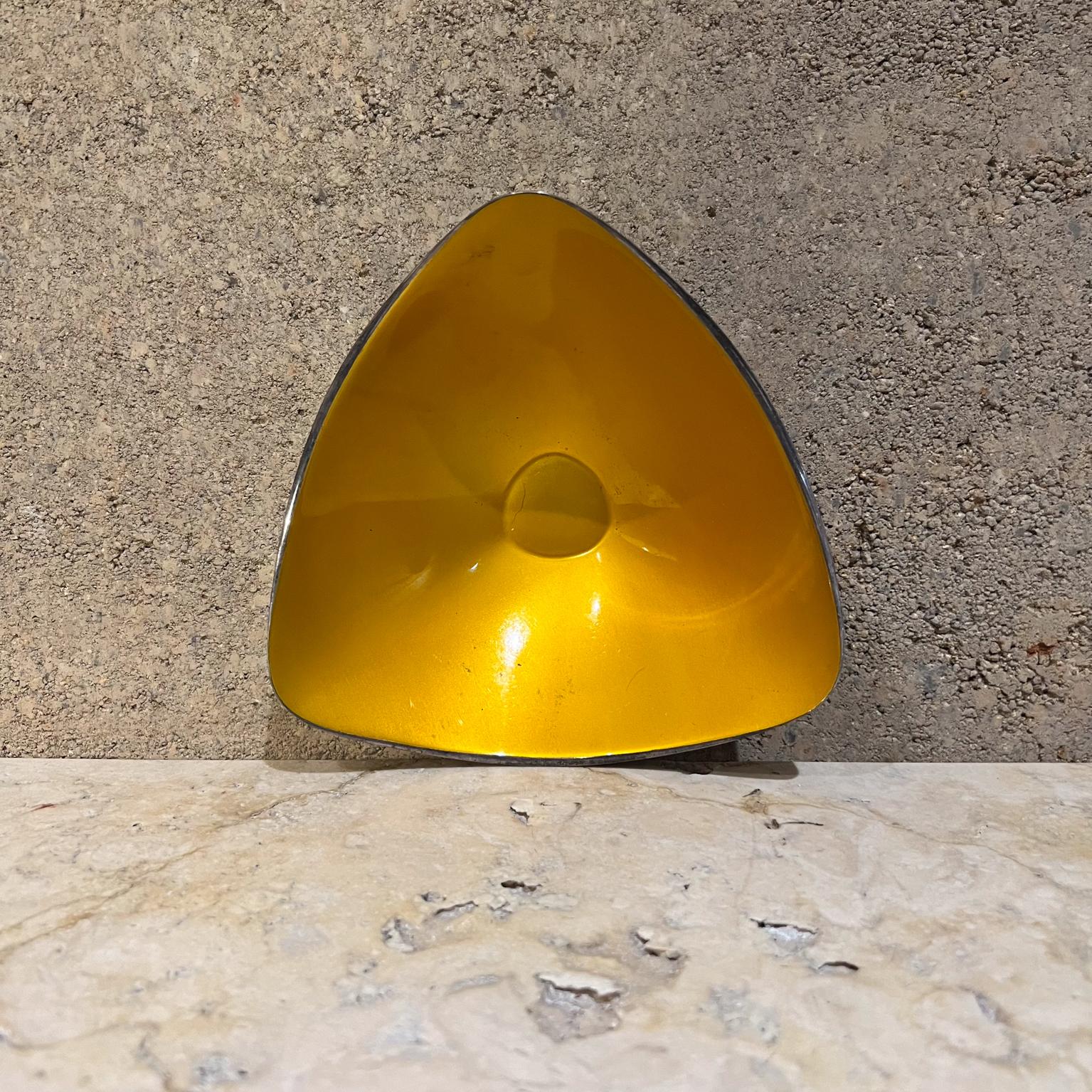 Piatto giallo scultoreo degli anni '60 Reed & Barton di John Prip in vendita 2