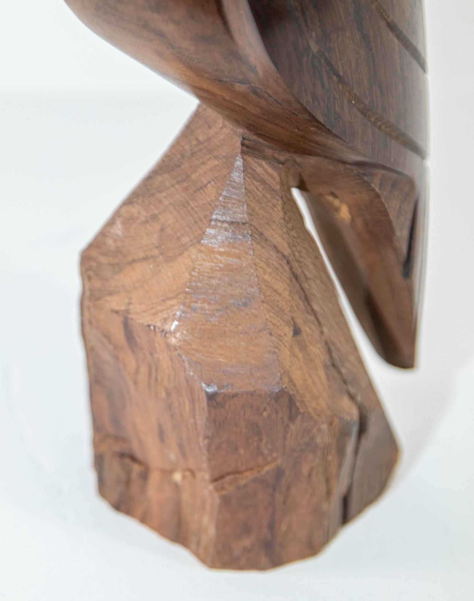 Sculpture d'un aigle américain sculptée à la main en bois de fer série des années 1960 en vente 3