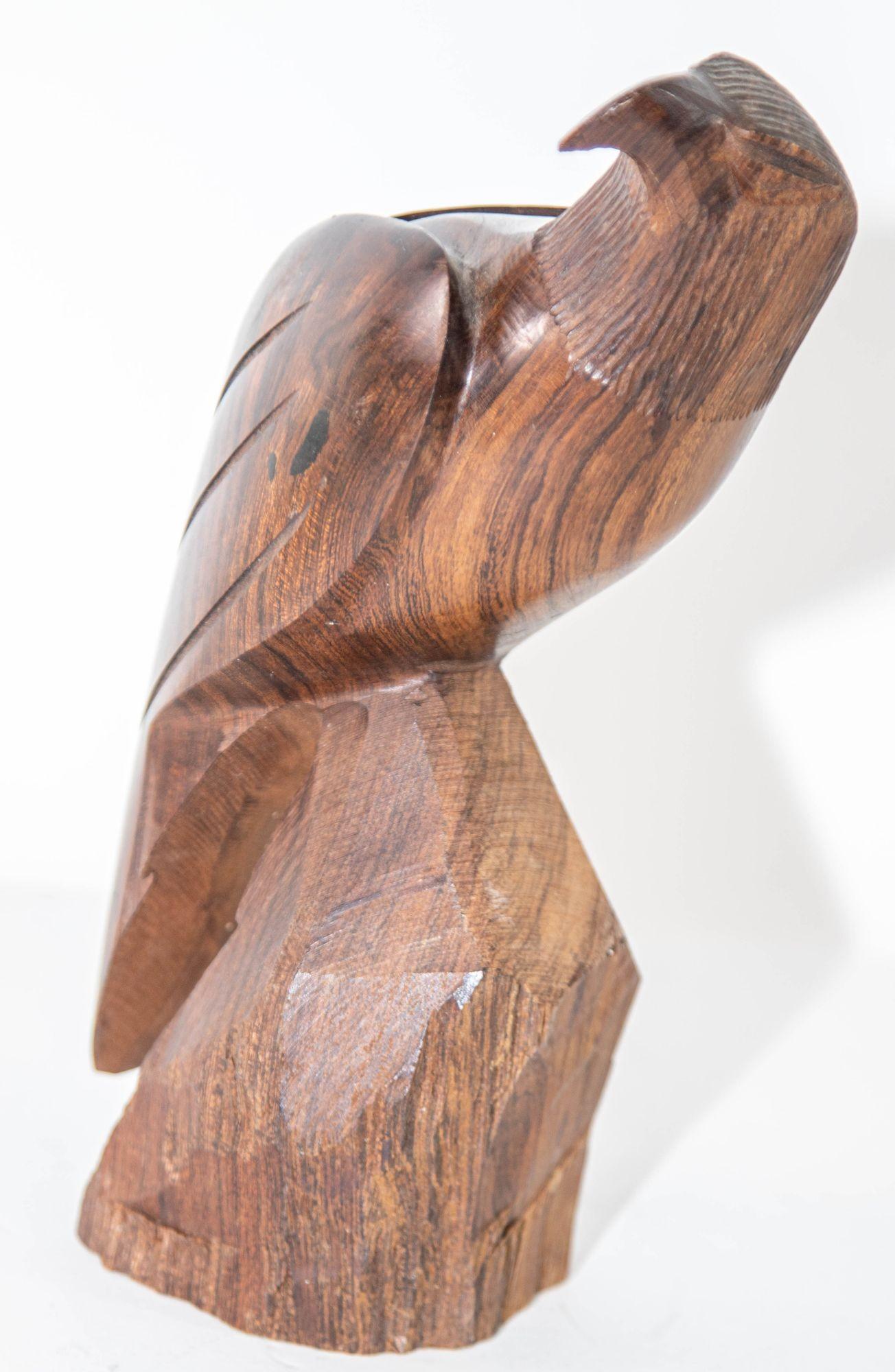 Sculpture d'un aigle américain sculptée à la main en bois de fer série des années 1960 en vente 9