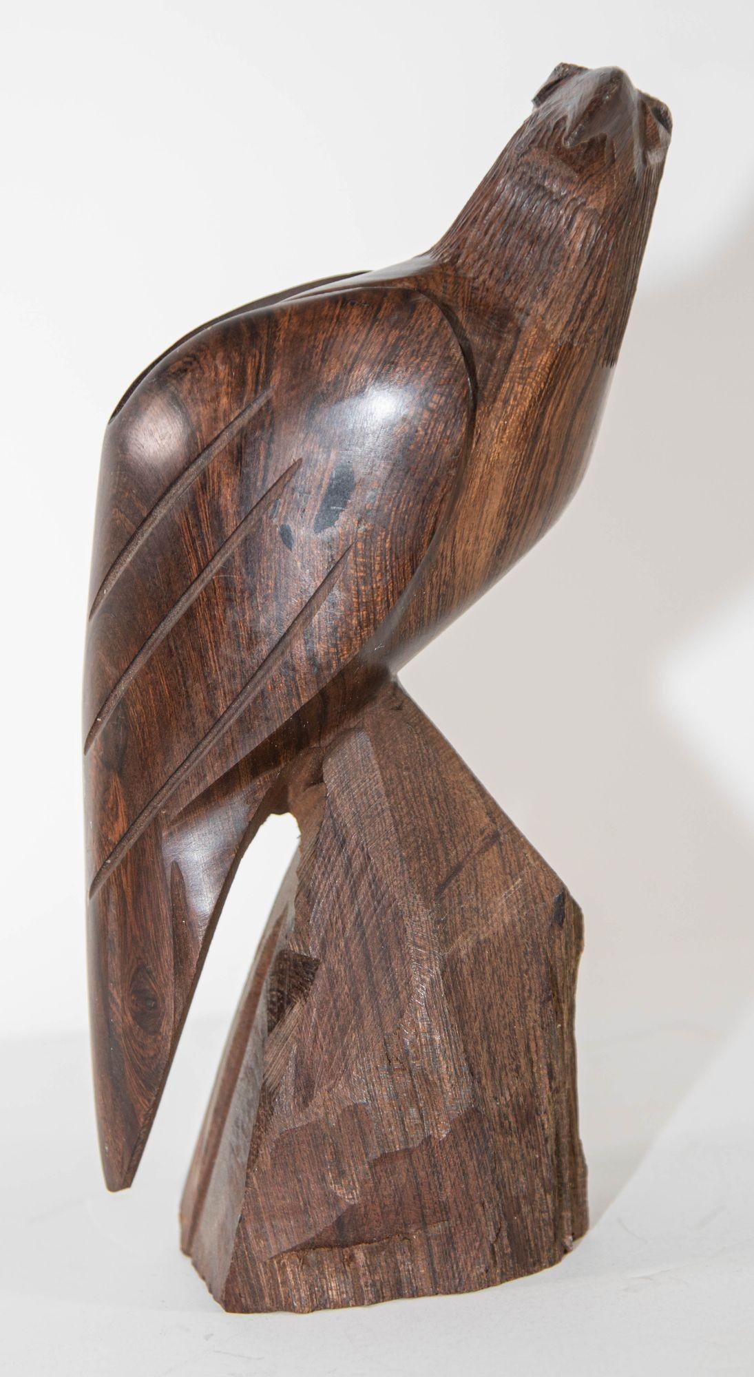 1960er Jahre Skulptur eines amerikanischen Adlers, handgeschnitzt in Seri Ironwood (Volkskunst) im Angebot