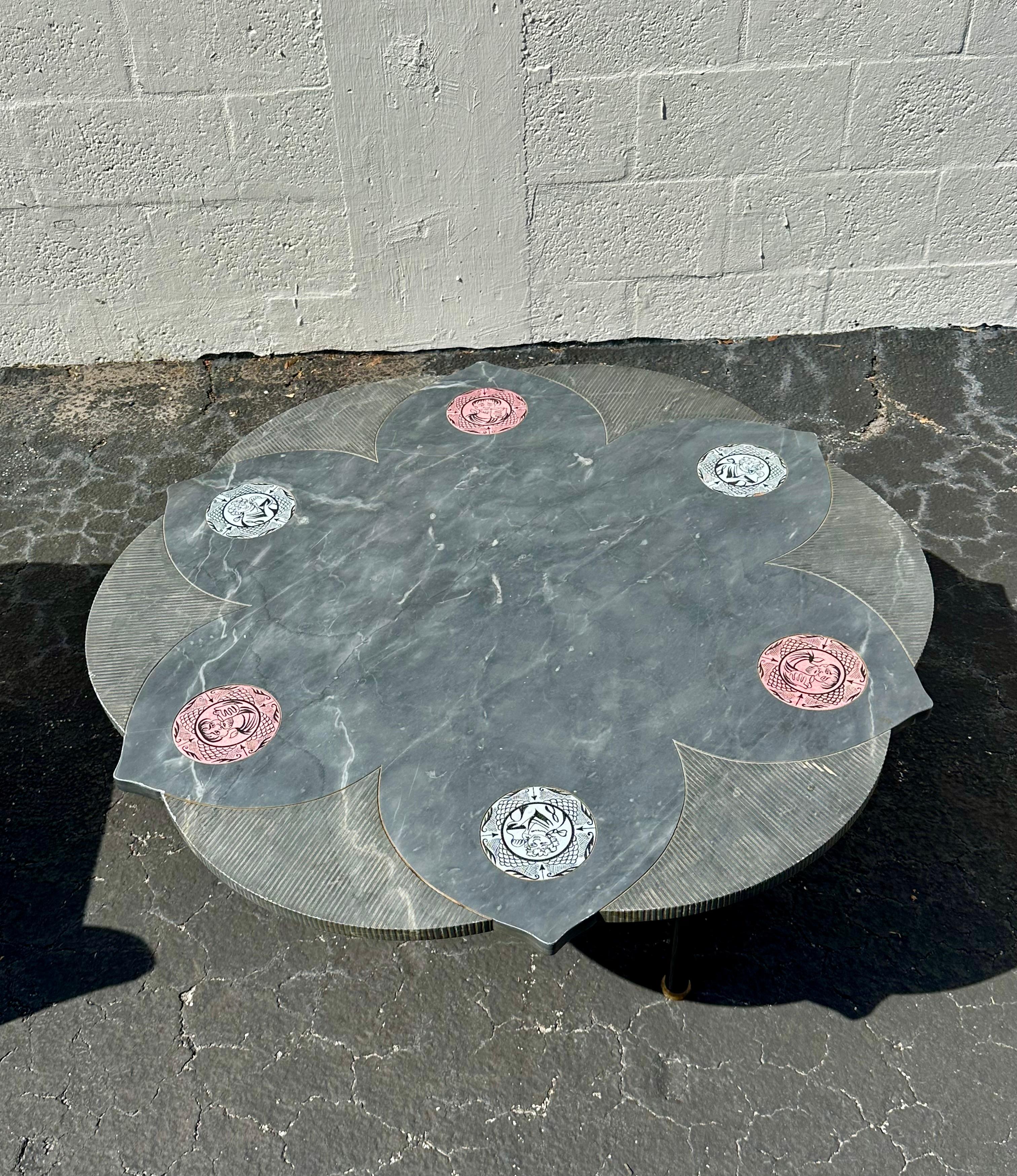 Laissez-vous séduire par l'élégance intemporelle de cette exquise table basse en marbre à plateau en forme de lotus, fabriquée à la main et datant des années 1960. Fabriquée avec une attention méticuleuse aux détails, cette œuvre d'art extrêmement