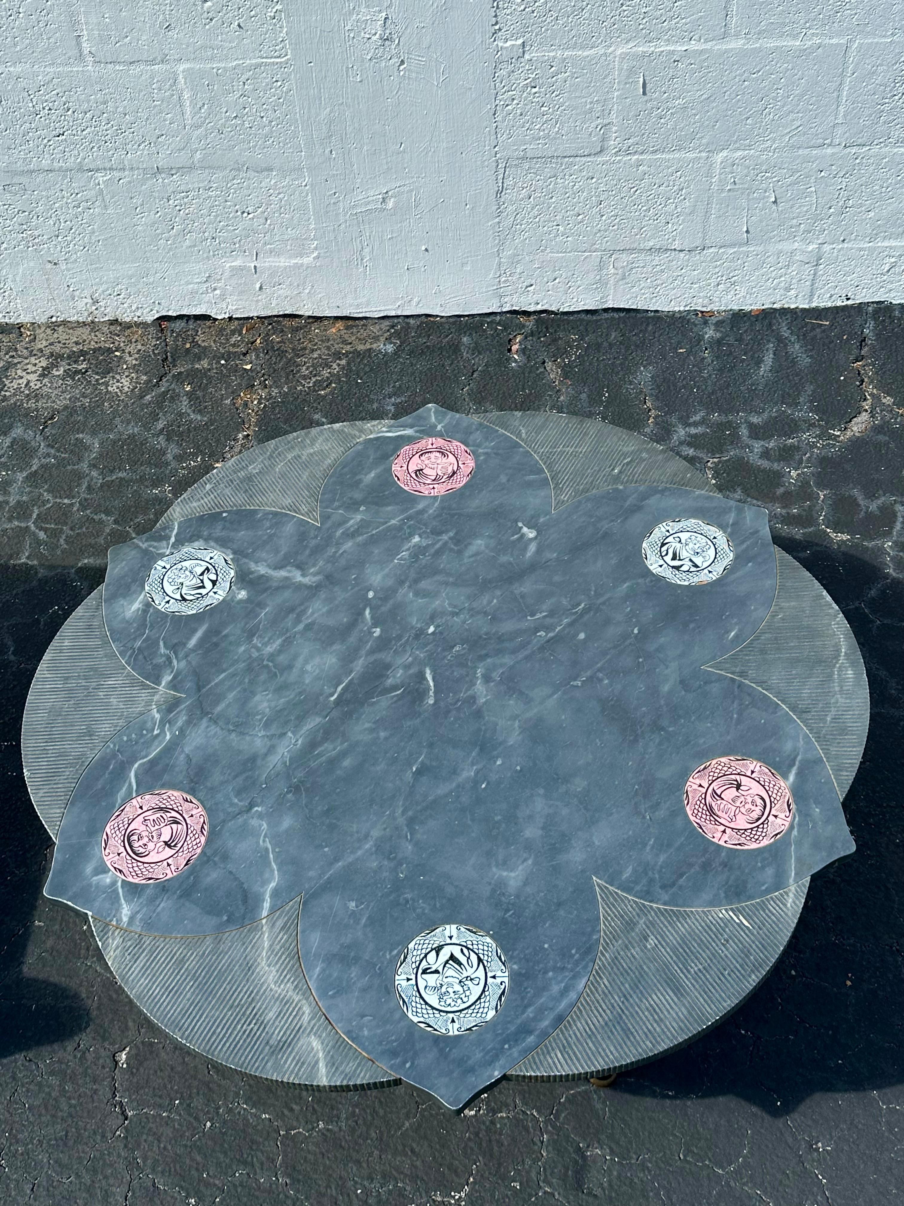 italien Table basse sculpturale lotus Bartolucci Arts Lotus des années 1960, peinte et gravée en vente