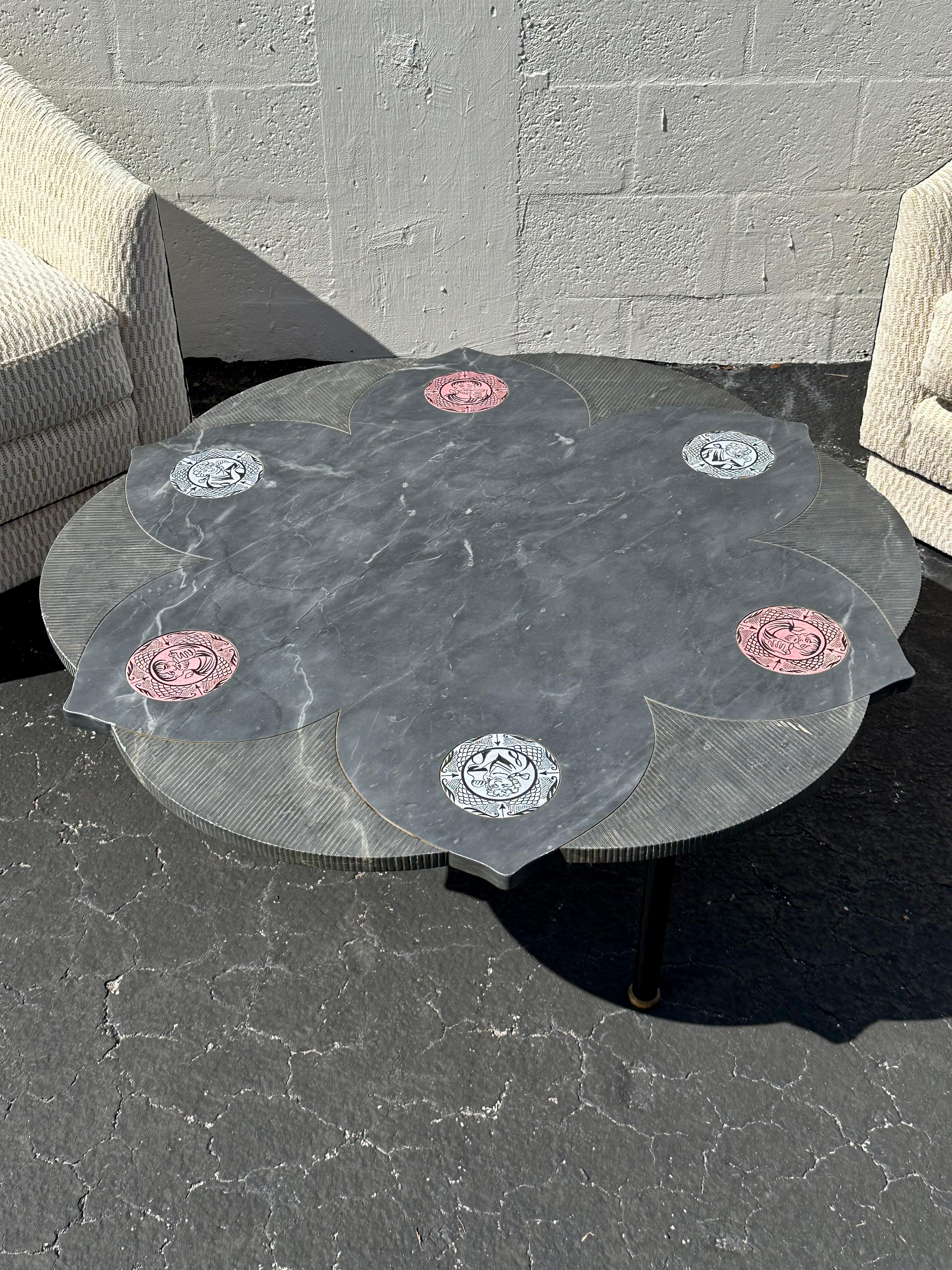 Table basse sculpturale lotus Bartolucci Arts Lotus des années 1960, peinte et gravée Bon état - En vente à Fort Lauderdale, FL