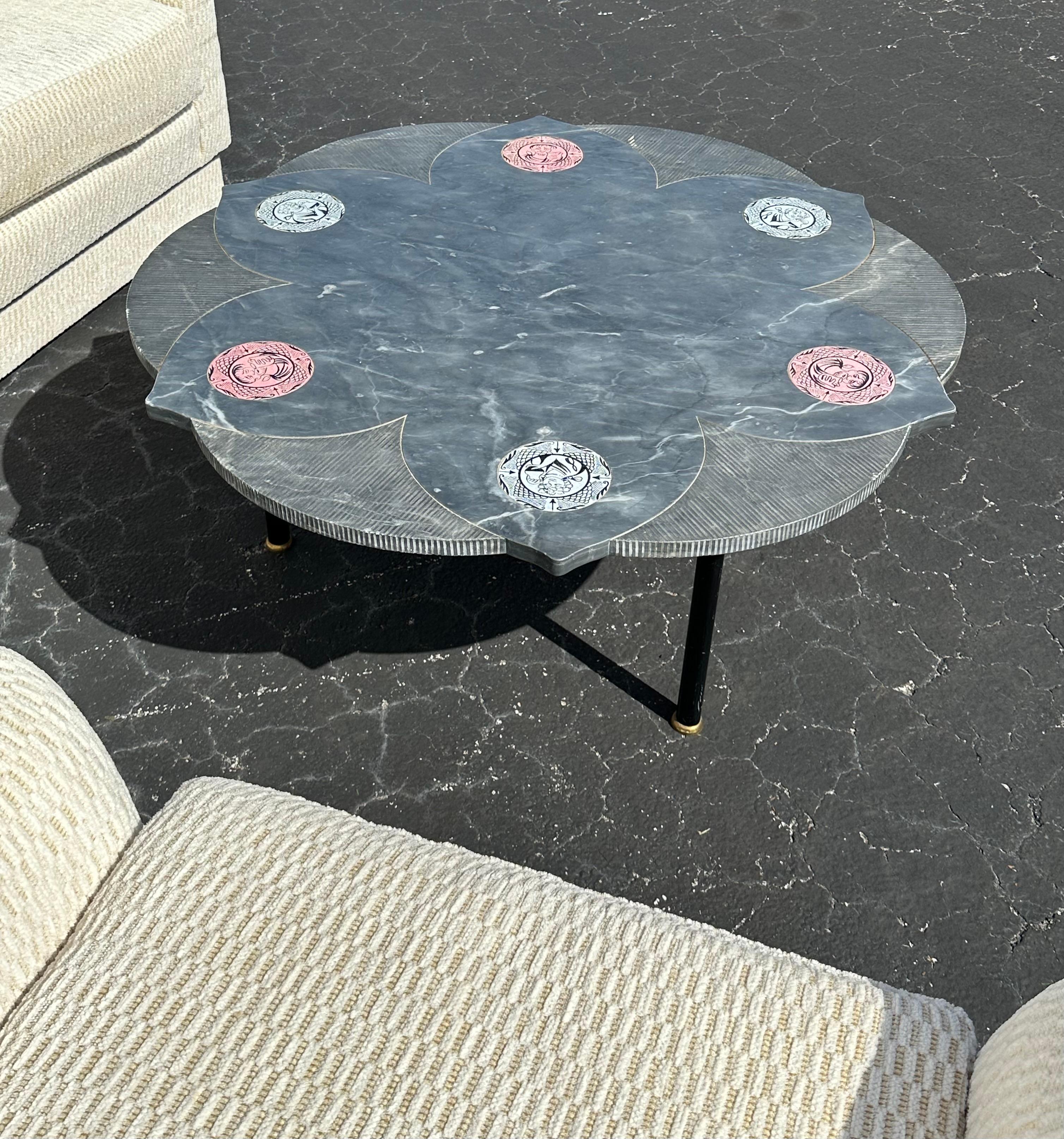 Milieu du XXe siècle Table basse sculpturale lotus Bartolucci Arts Lotus des années 1960, peinte et gravée en vente