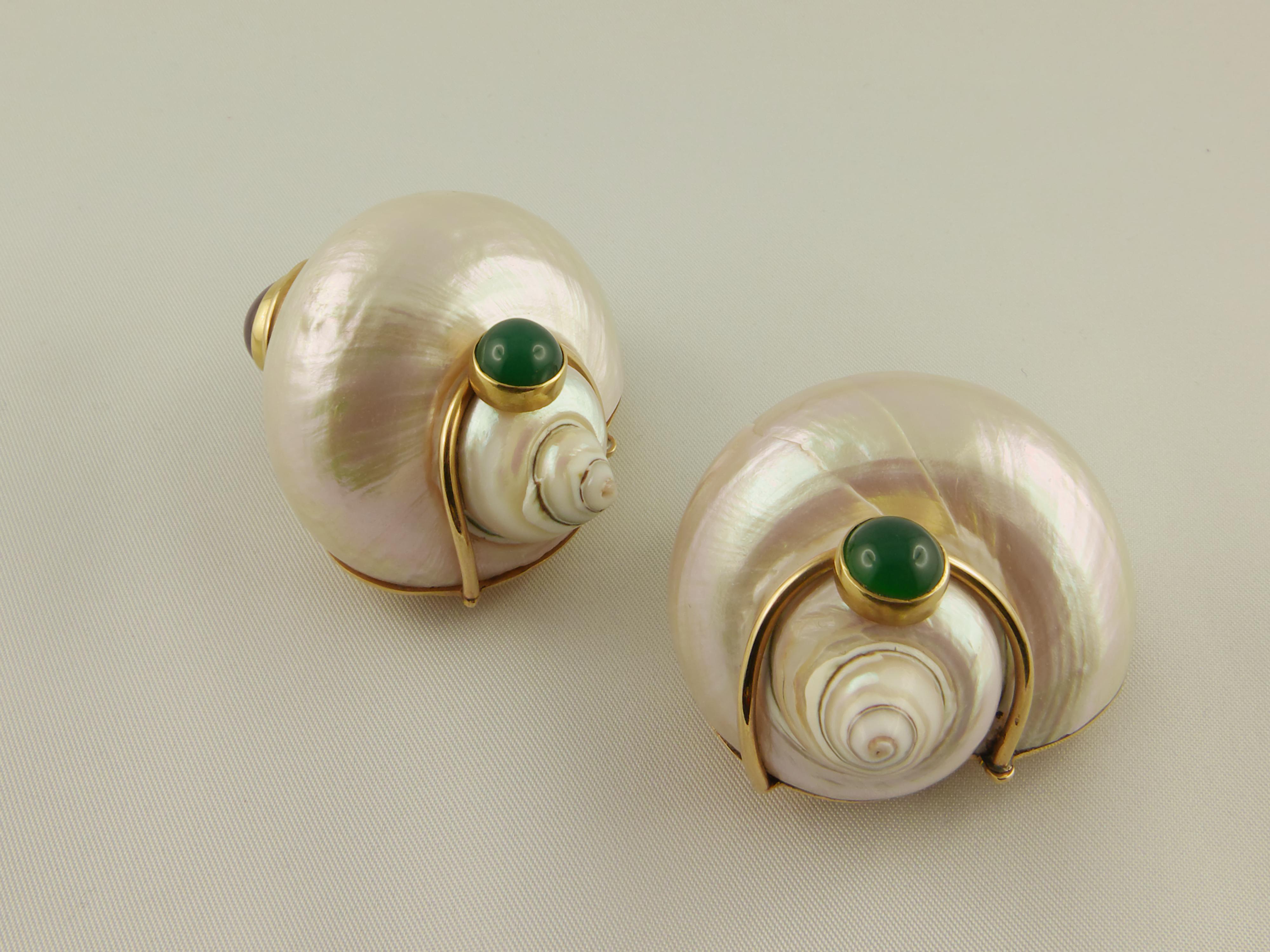 A rare and impressive pair of Shell Brooches finely crafted in 1960s by famed American jeweler Seaman Schepps. The Yellow Gold mountings display two Shells with a fine quality nacre, a very high luster and a beautiful color of gold with, in some