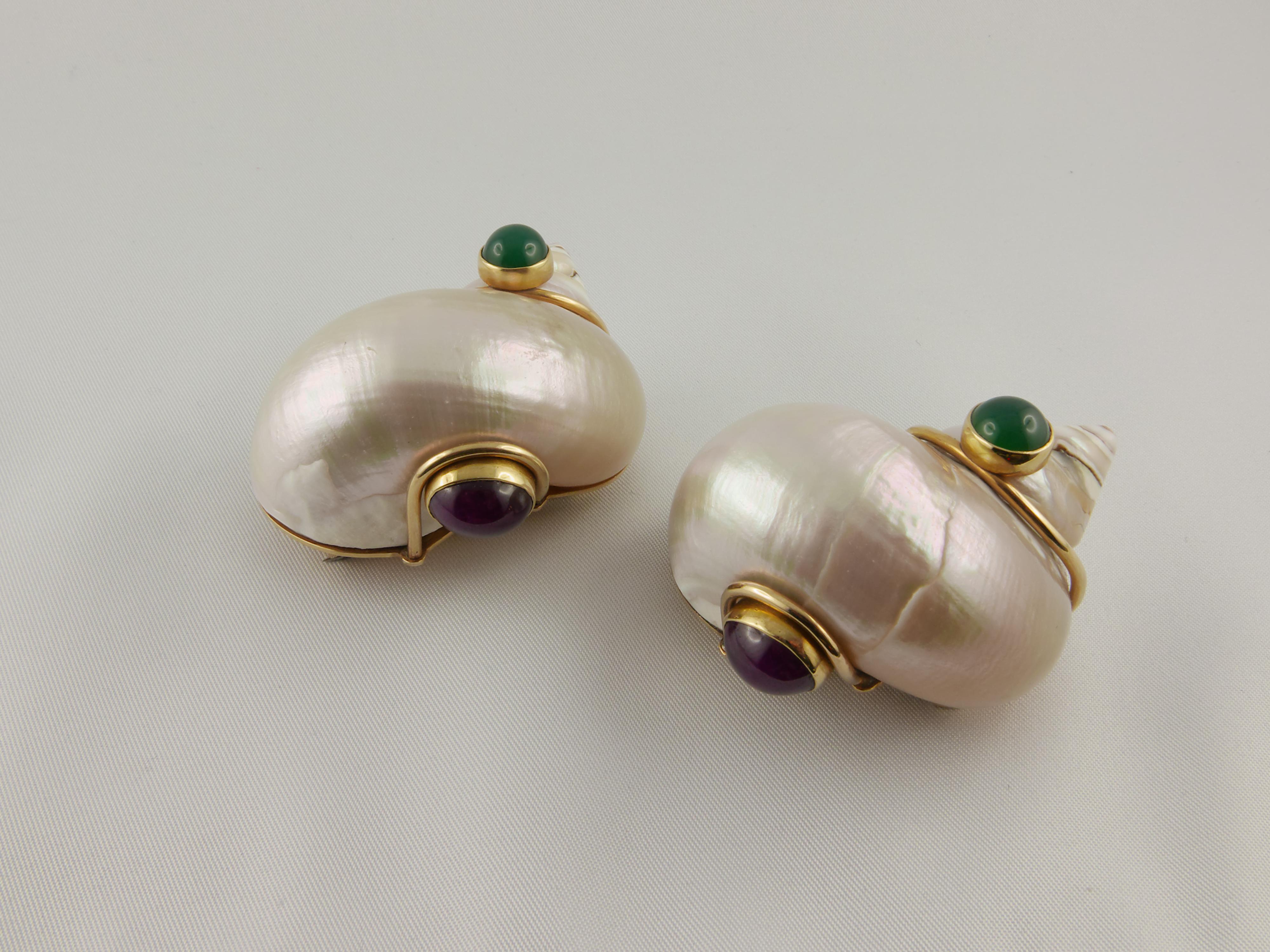 1960s Seaman Schepps Shell and Yellow Gold Brooches with Ruby and Chalcedony In Good Condition In Torino, IT