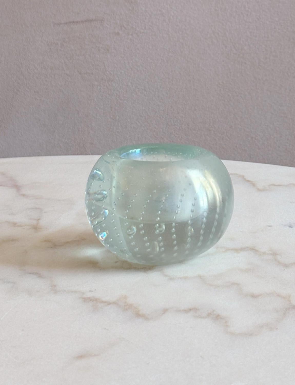 Un très beau bougeoir ou bol sphérique sommerso en verre de Murano soufflé à la main avec des bulles d'air décoratives, attribué au verrier Seguso. Ce bol est en bon état et est magnifique s'il est utilisé avec une bougie de veilleuse à l'intérieur.