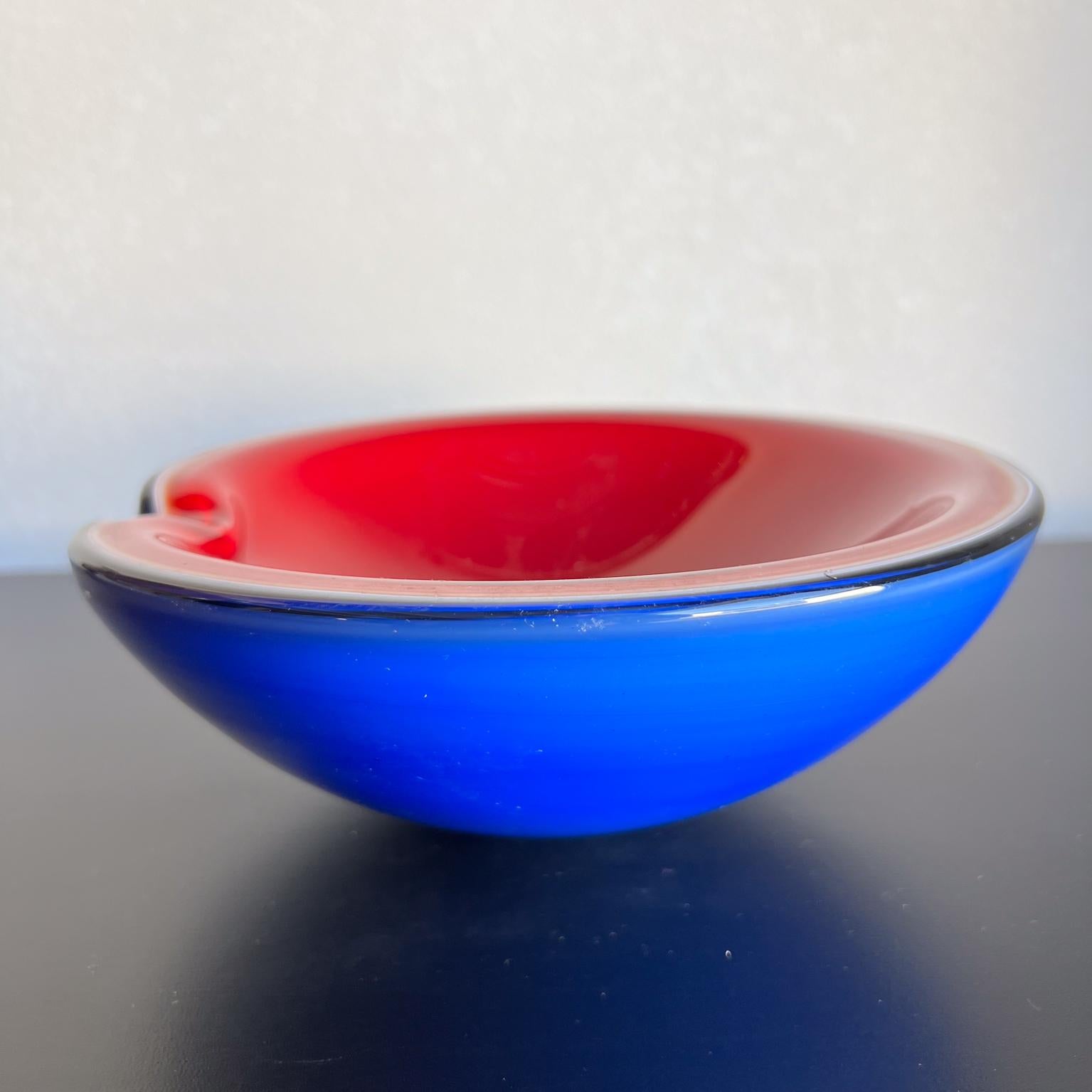 Posacenere modernista di Murano degli anni '60, blu, bianco e rosso
Seguso Murano Blu Rosso Arte 
Senza segno. Attribuito ad Archimede Seguso
Usato d'epoca
Fai riferimento alle immagini elencate